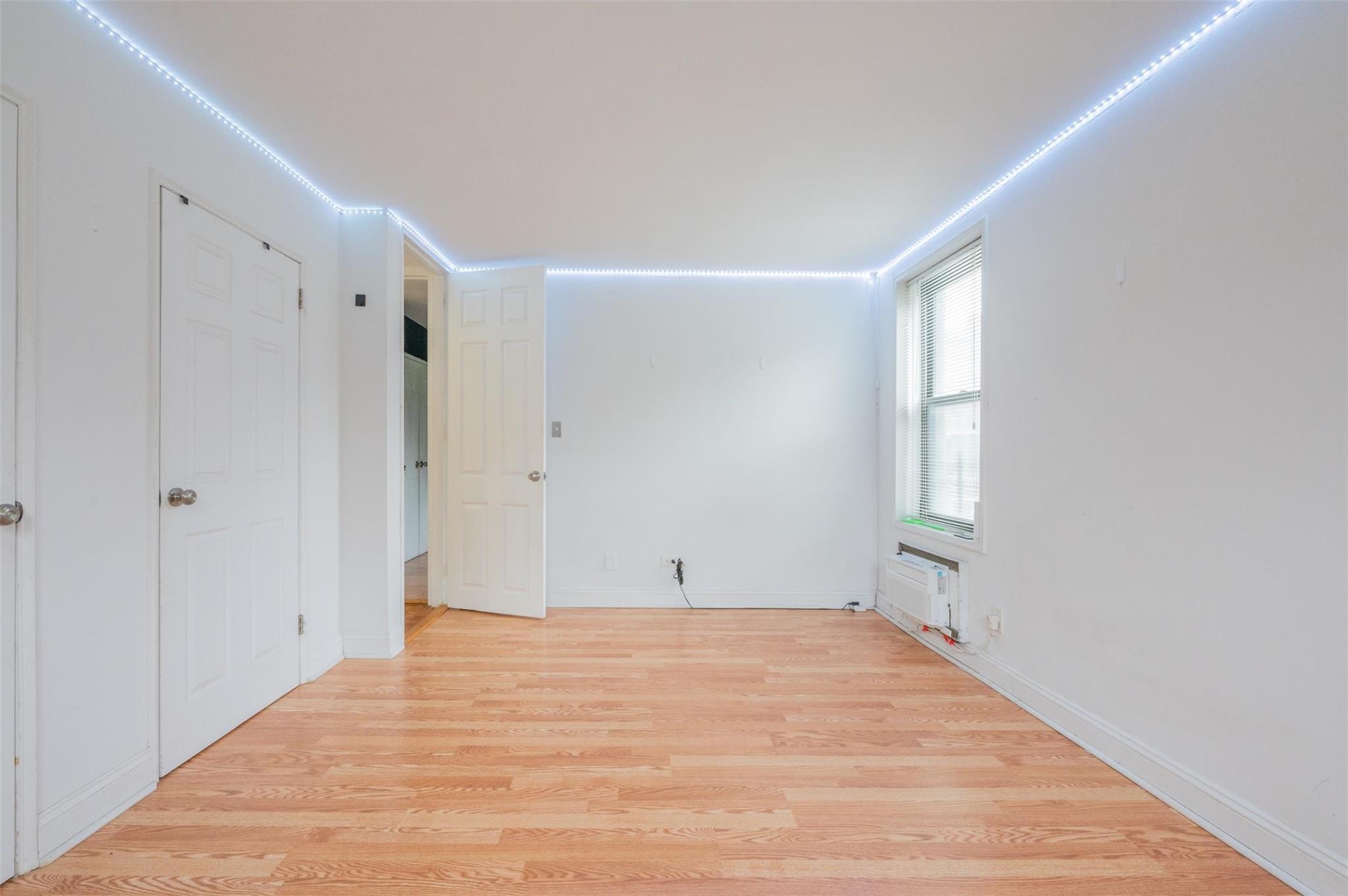 Condo Leverich  Queens, NY 11372, MLS-809185-5