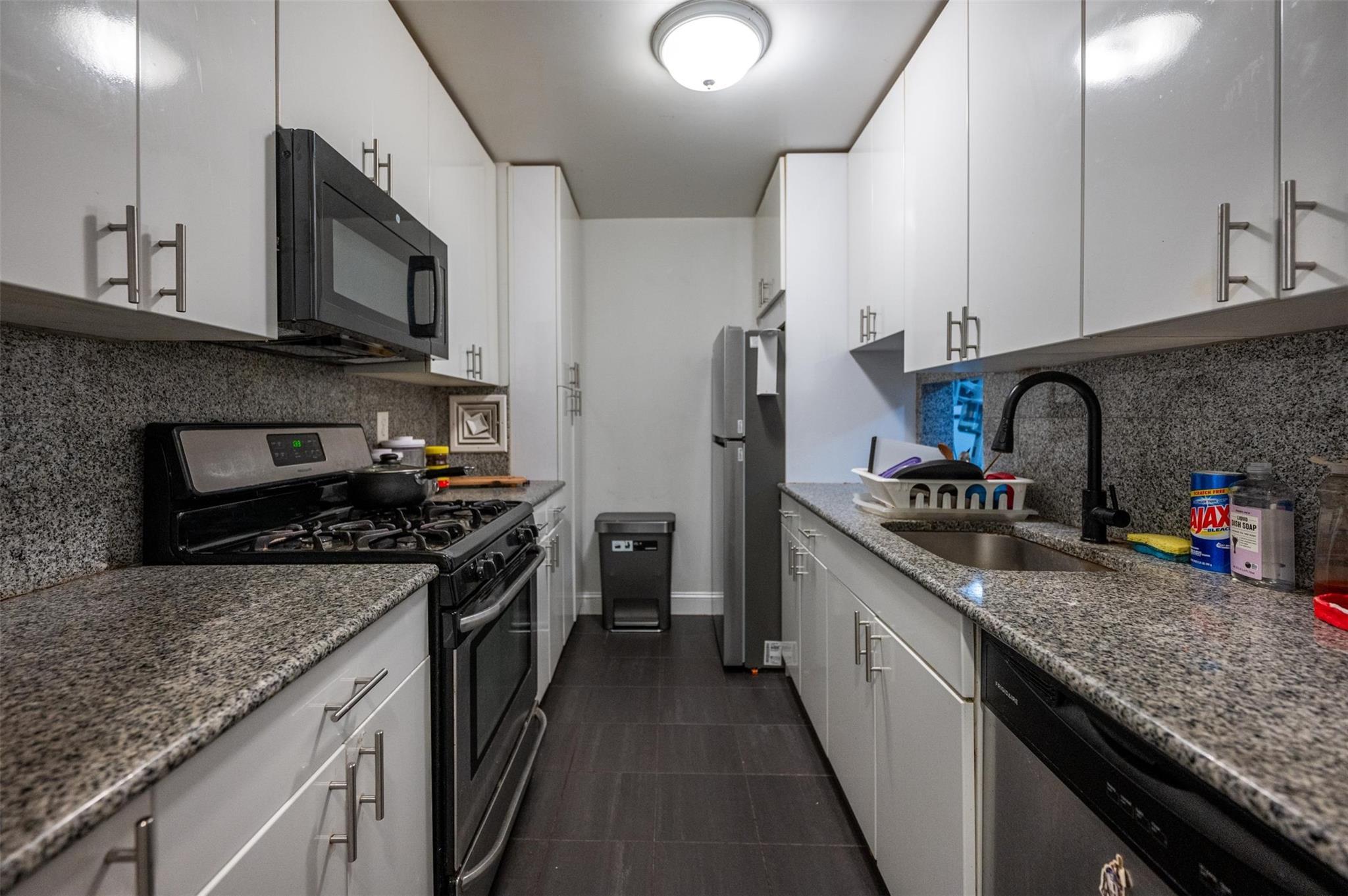 Condo Leverich  Queens, NY 11372, MLS-809185-7