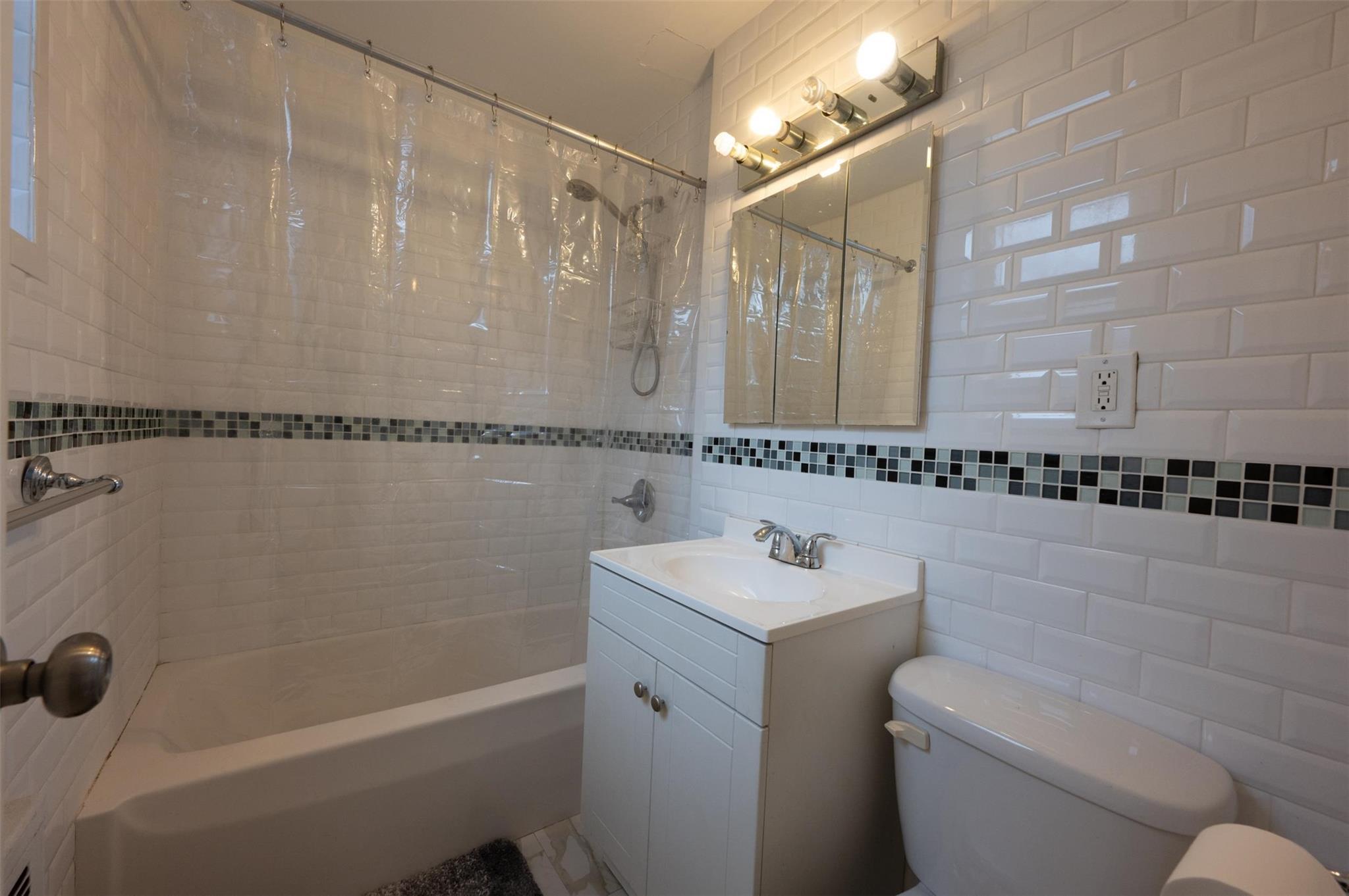 Condo Leverich  Queens, NY 11372, MLS-809185-9