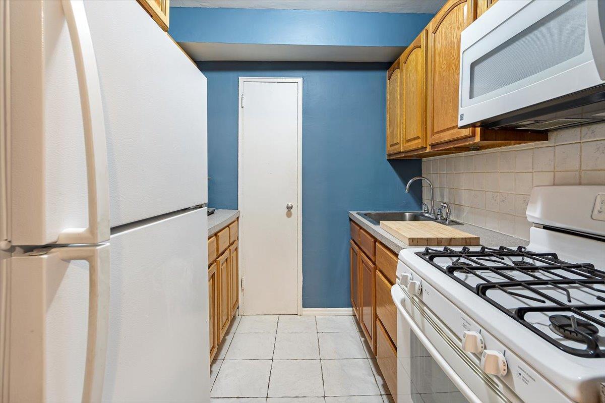 Coop Van Cortlandt Park East  Bronx, NY 10470, MLS-810575-3