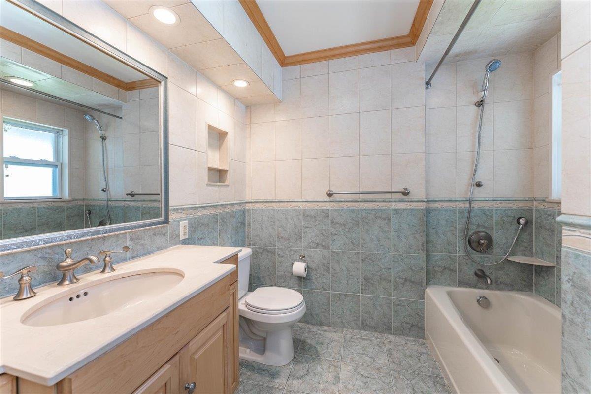 Single Family Oakland  Nassau County, NY 11516, MLS-810624-22