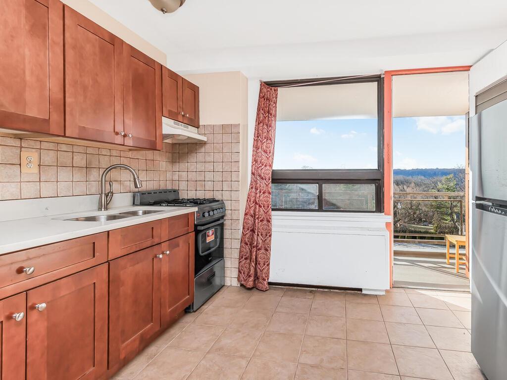 Coop Henry Hudson Parkway  Bronx, NY 10471, MLS-810753-5