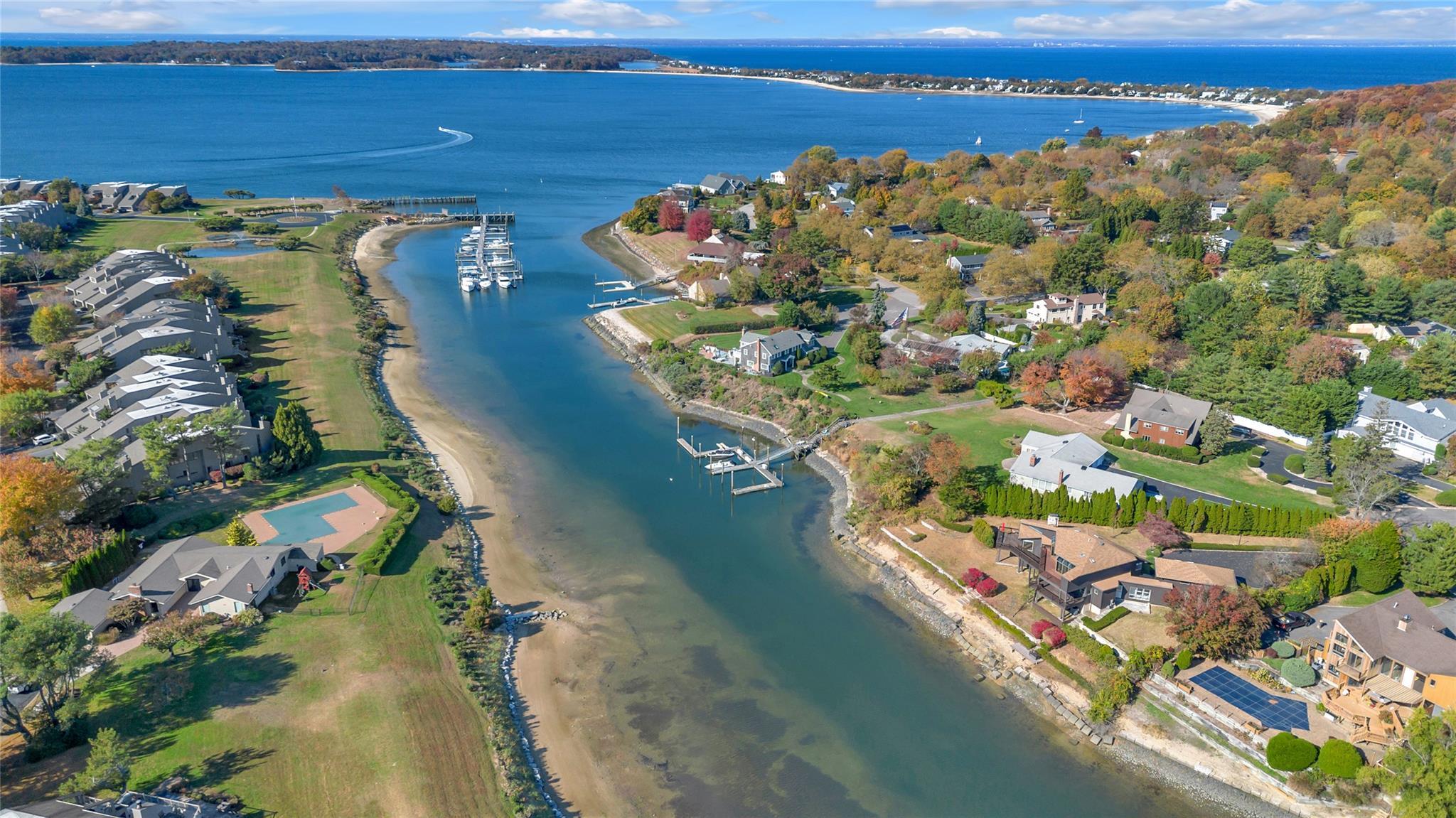 Single Family in Huntington - Porpoise  Suffolk County, NY 11768