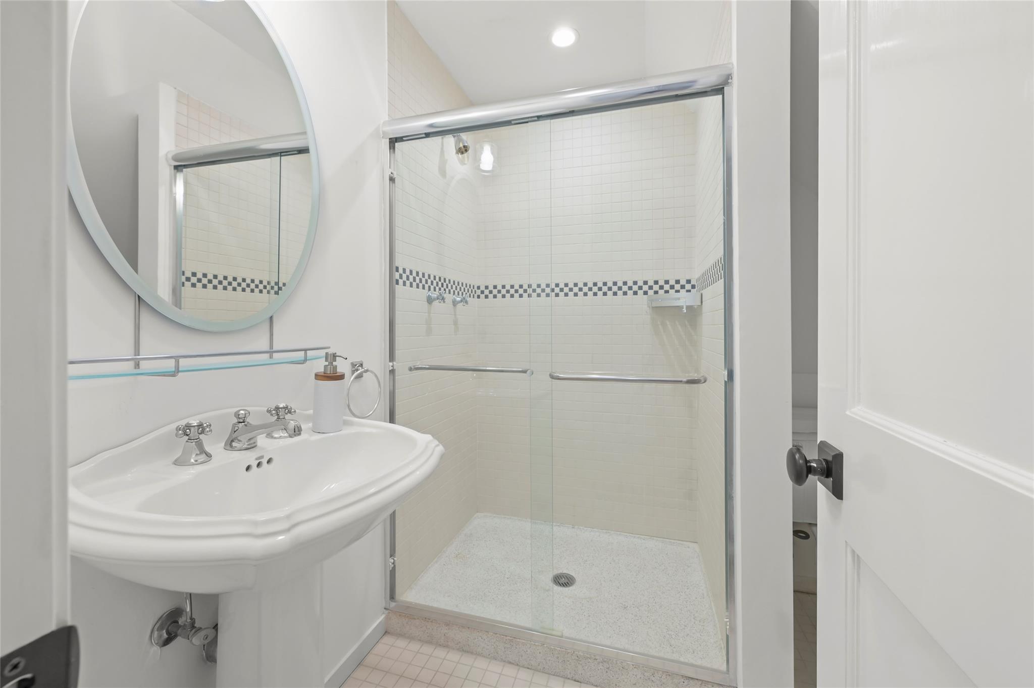 Apartment Oneck  Suffolk County, NY 11978, MLS-812333-25
