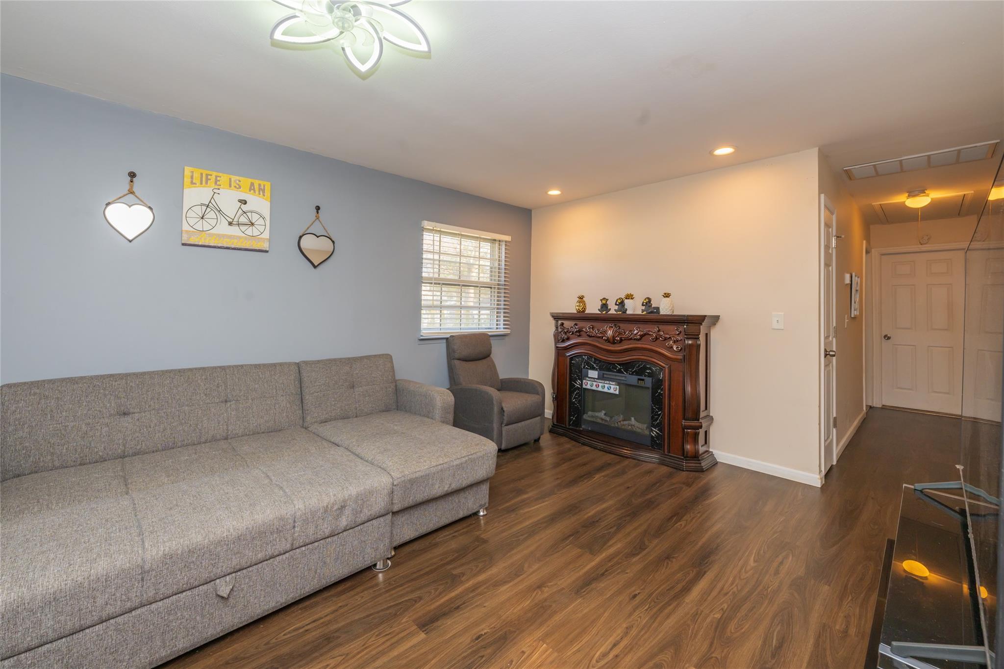 Single Family Hurstwood  Suffolk County, NY 11967, MLS-812347-28