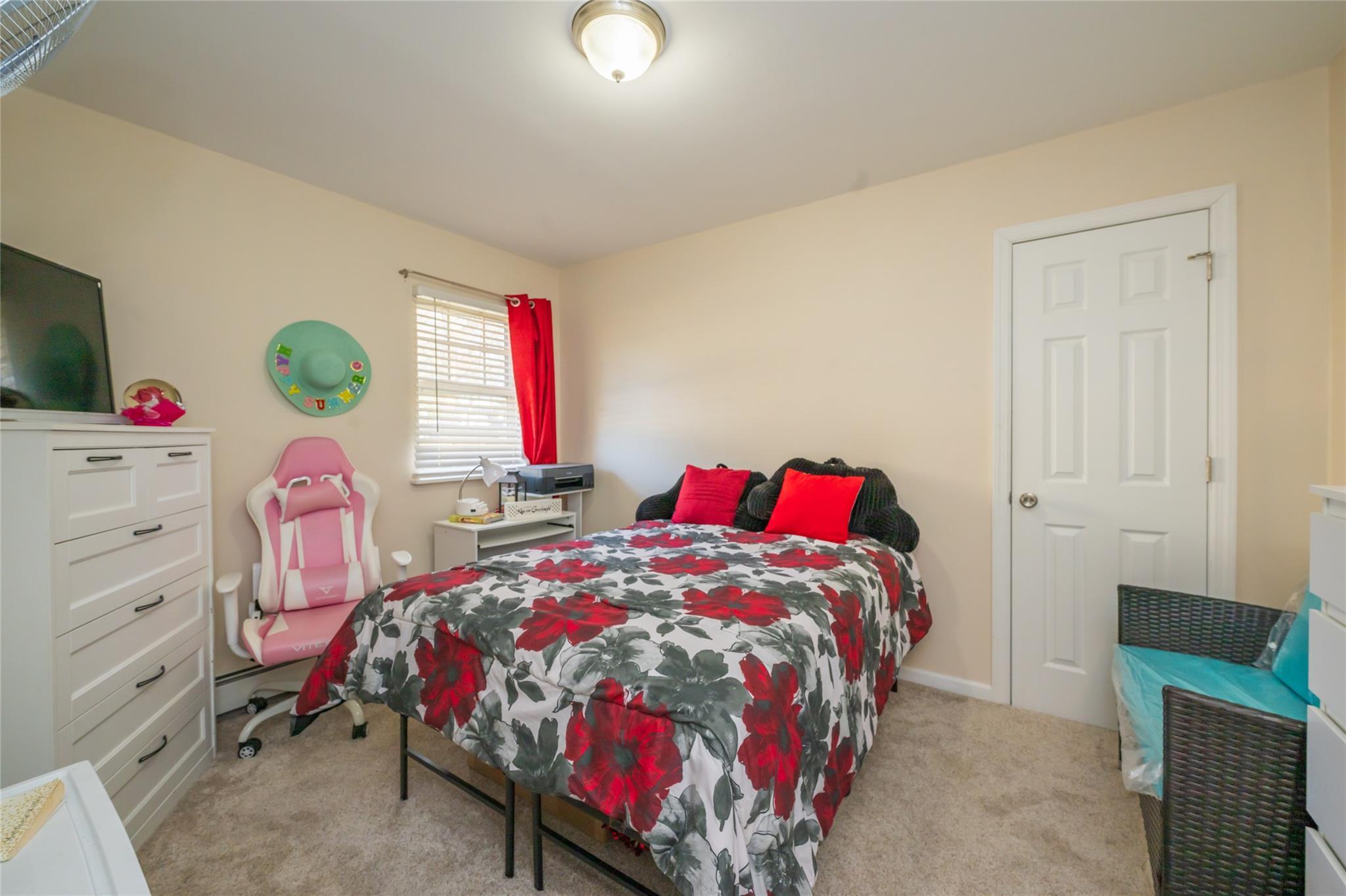 Single Family Hurstwood  Suffolk County, NY 11967, MLS-812347-44