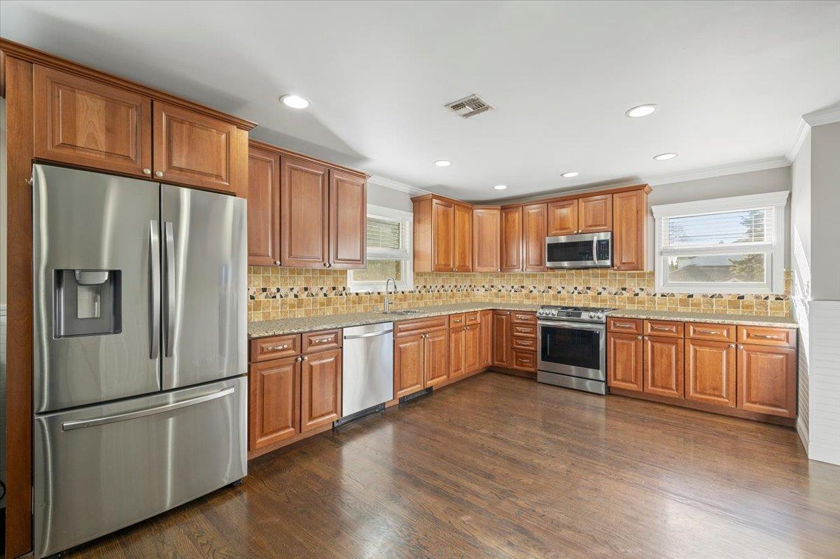 Single Family Brook  Nassau County, NY 11710, MLS-813472-8