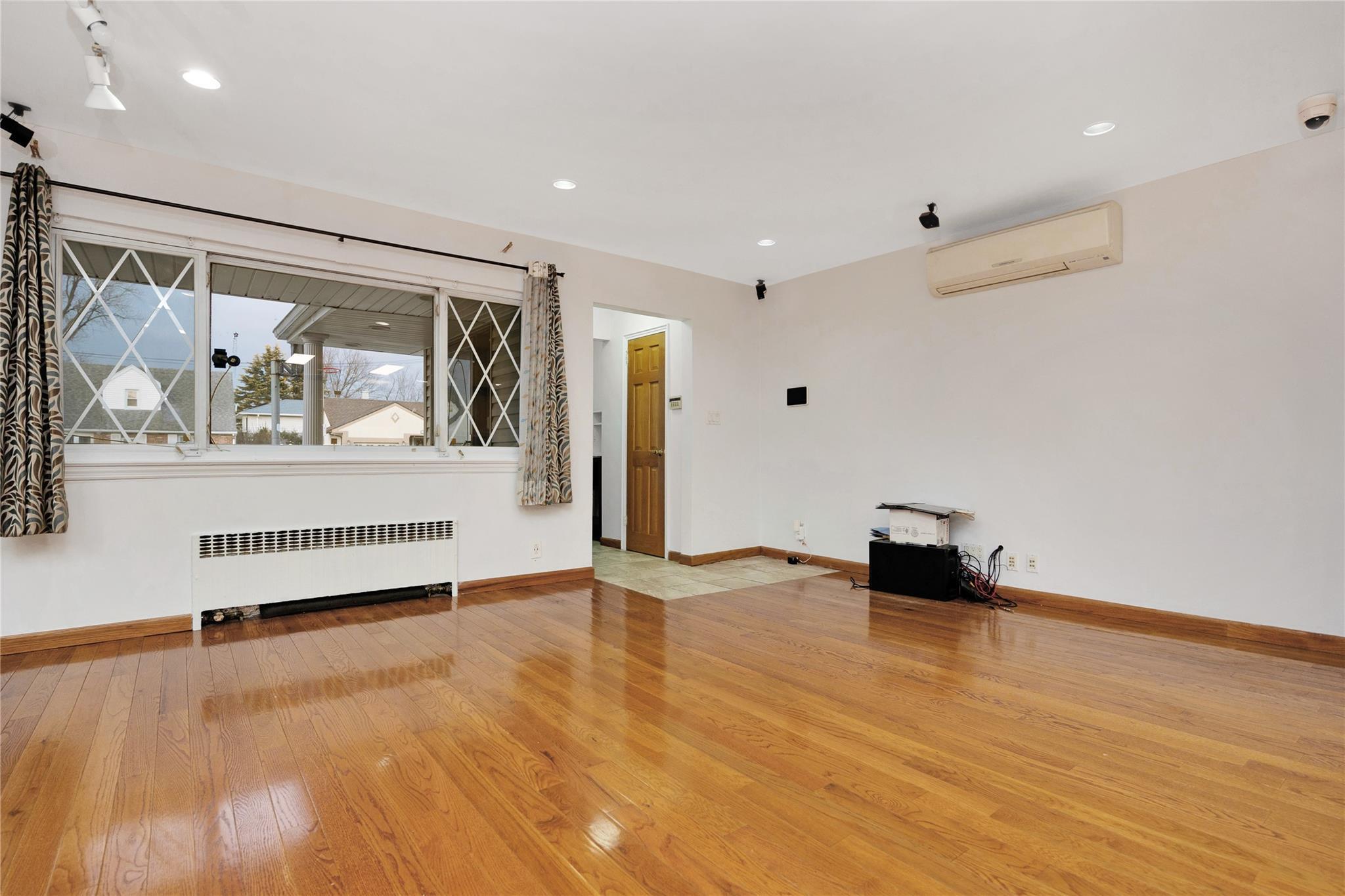 Single Family Saddle Rock  Nassau County, NY 11581, MLS-813880-13