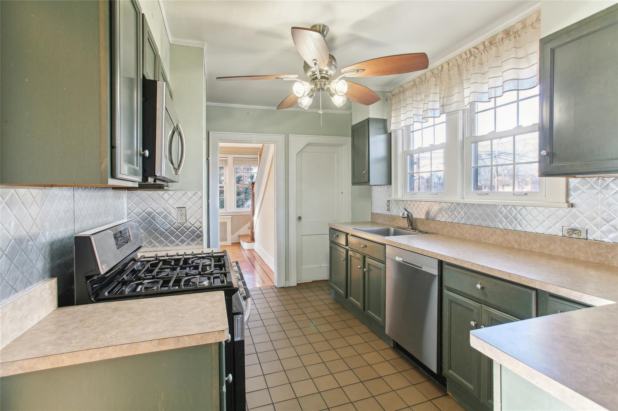 Single Family S Grove  Nassau County, NY 11580, MLS-814170-8