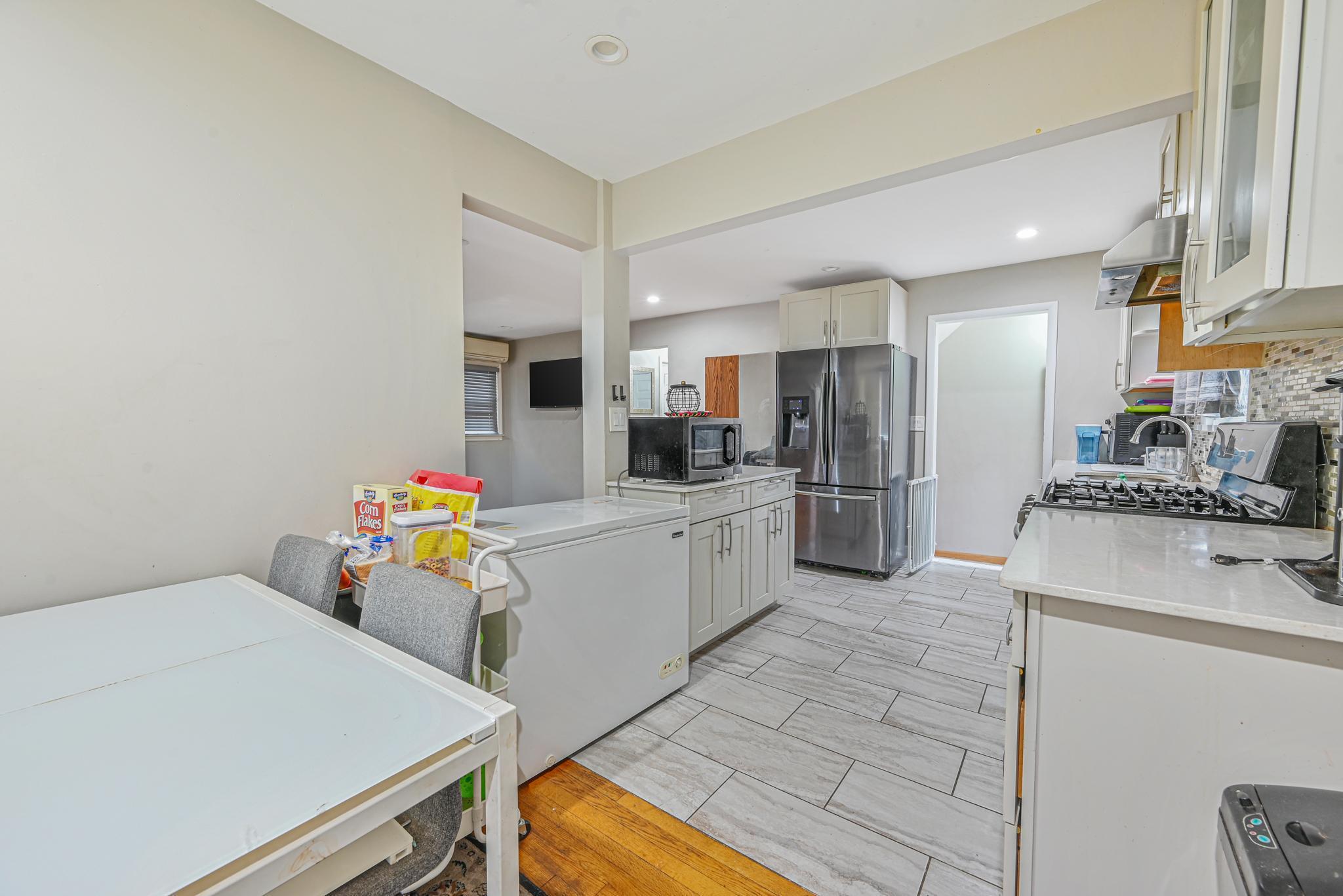 Single Family Home  Nassau County, NY 11580, MLS-817681-10