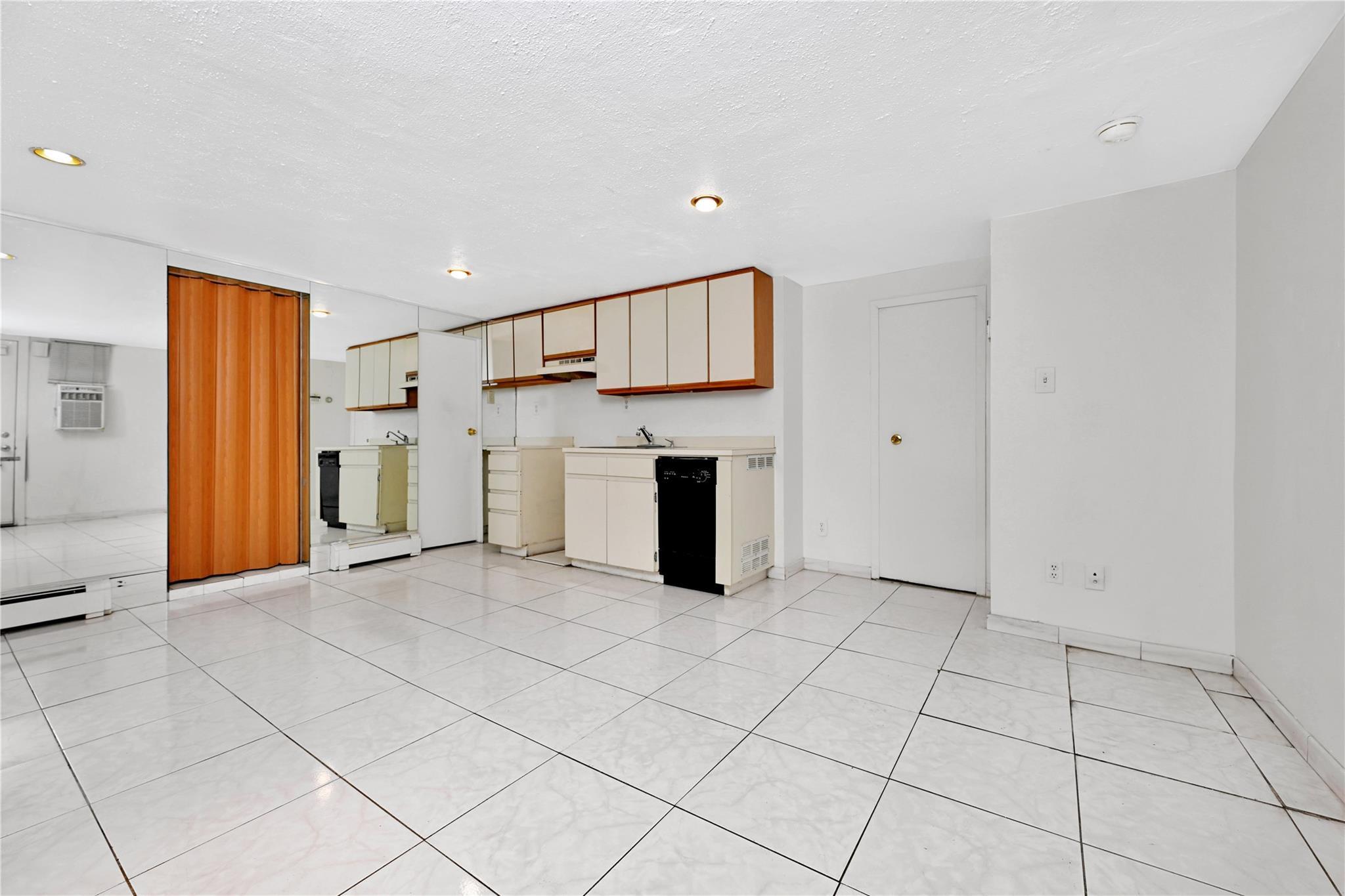 Single Family 43rd  Queens, NY 11105, MLS-818798-22
