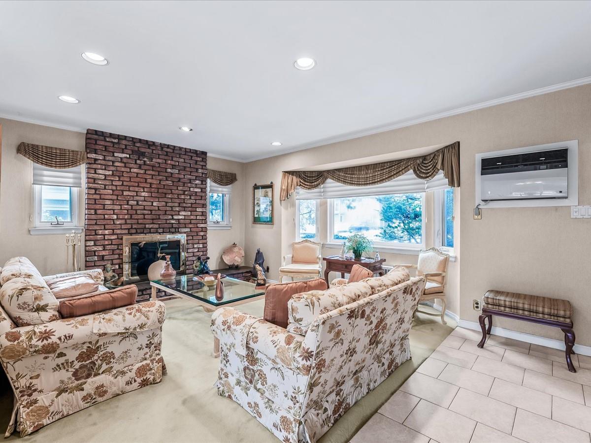 Single Family Little Neck  Queens, NY 11004, MLS-819229-3