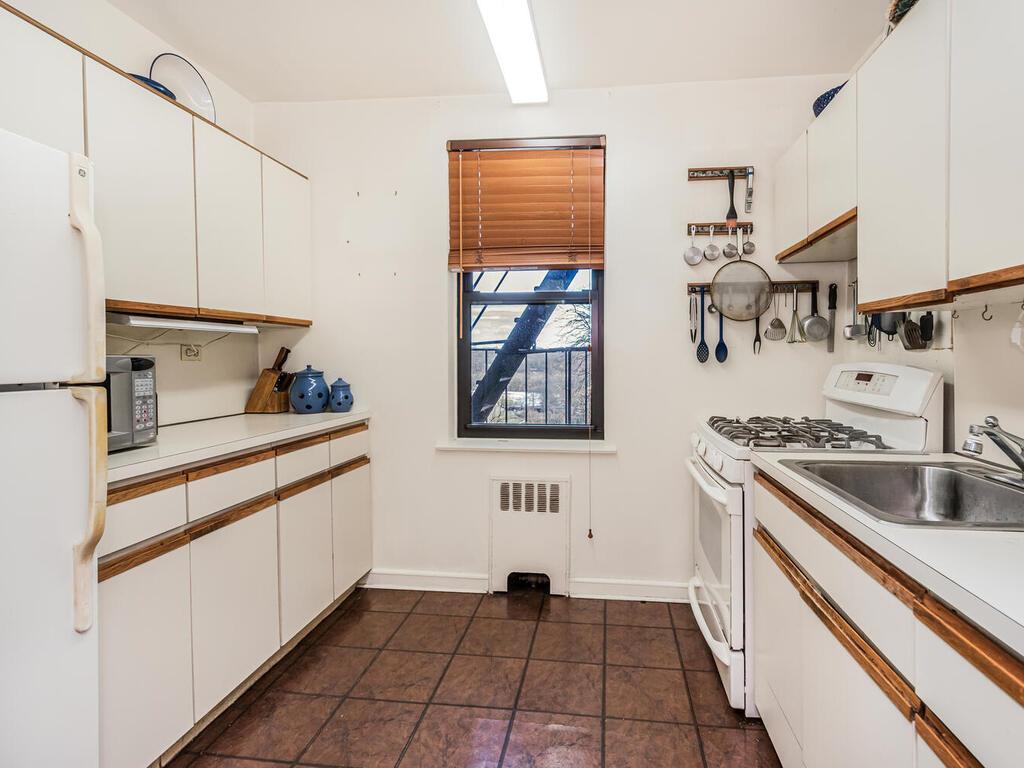 Coop Greystone Avenue  Bronx, NY 10463, MLS-819267-10