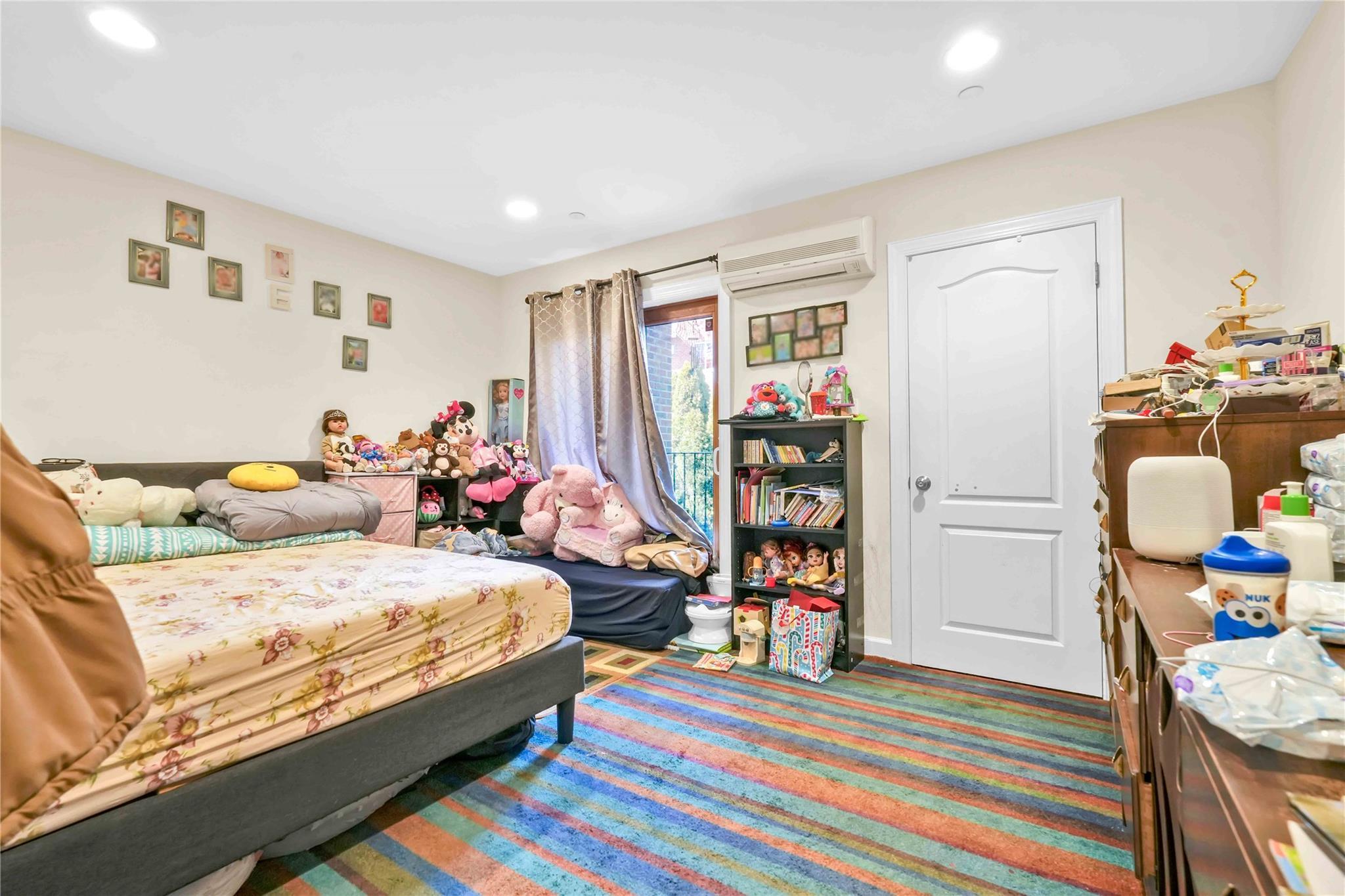 Single Family 60th Dr  Queens, NY 11379, MLS-819629-22