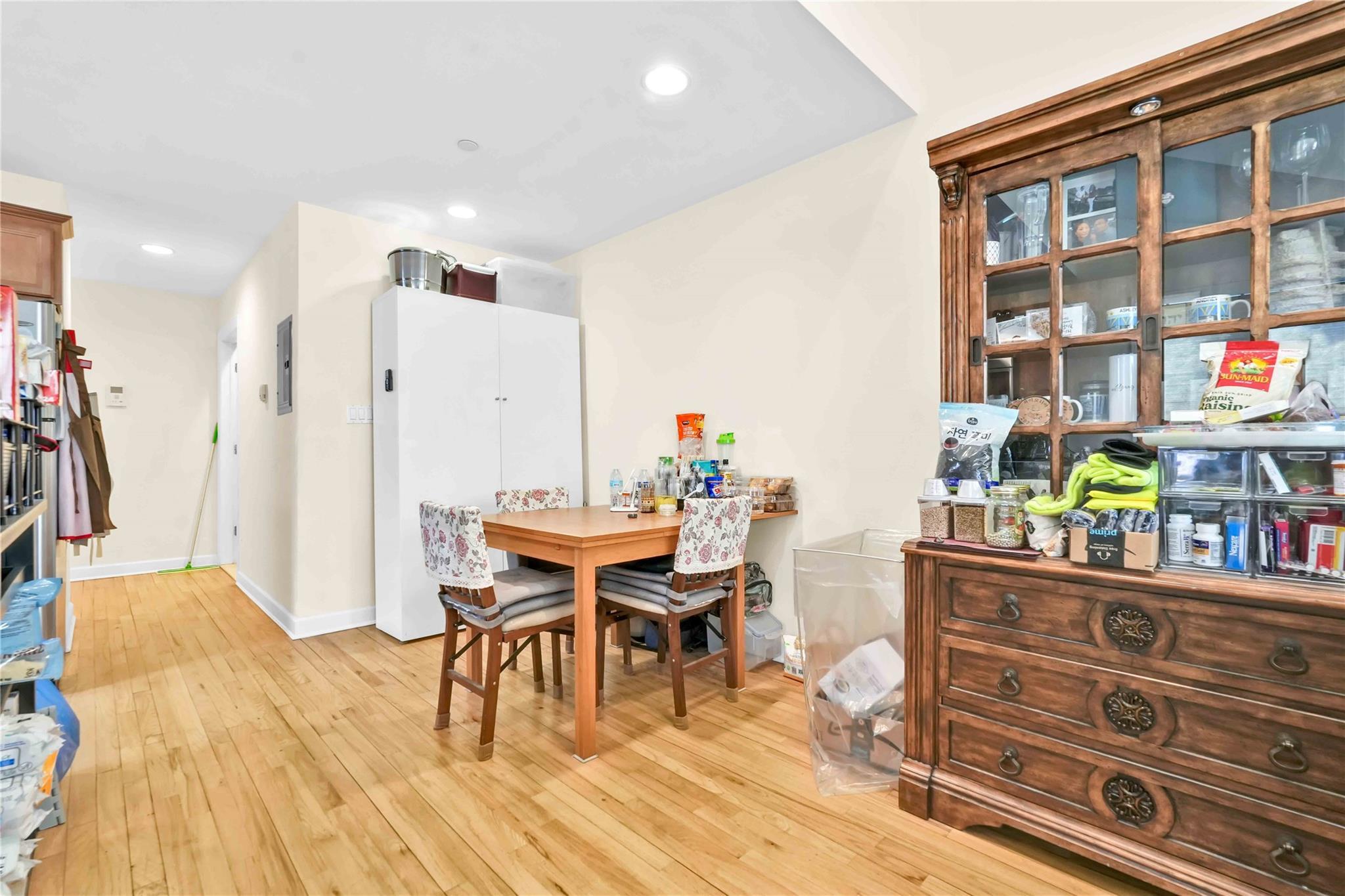Single Family 60th Dr  Queens, NY 11379, MLS-819629-32