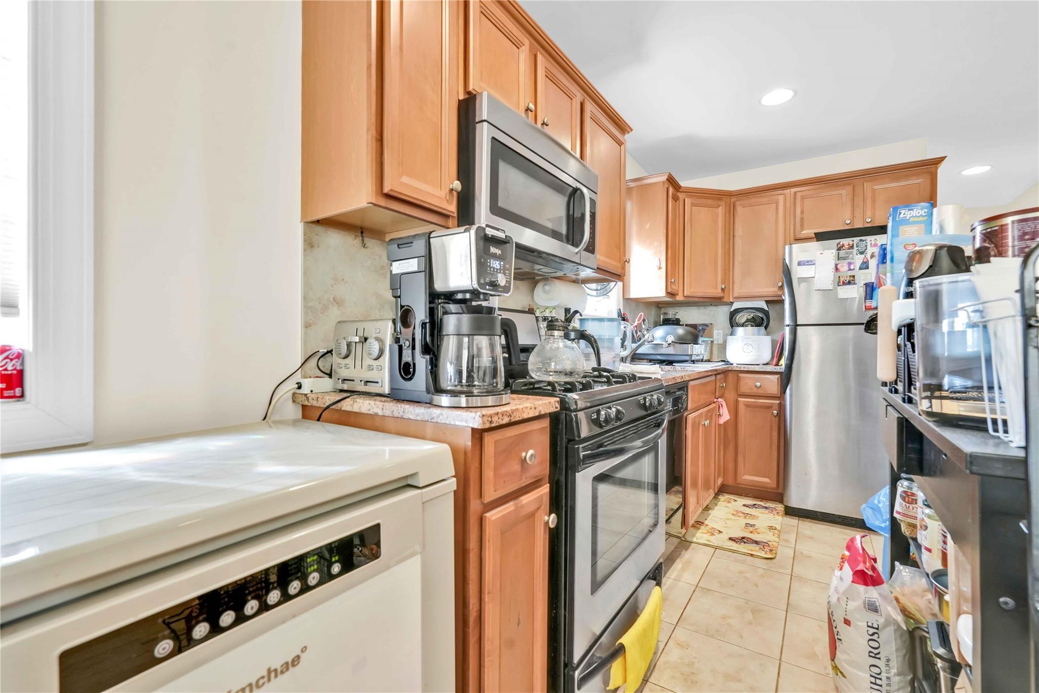 Single Family 60th Dr  Queens, NY 11379, MLS-819629-33