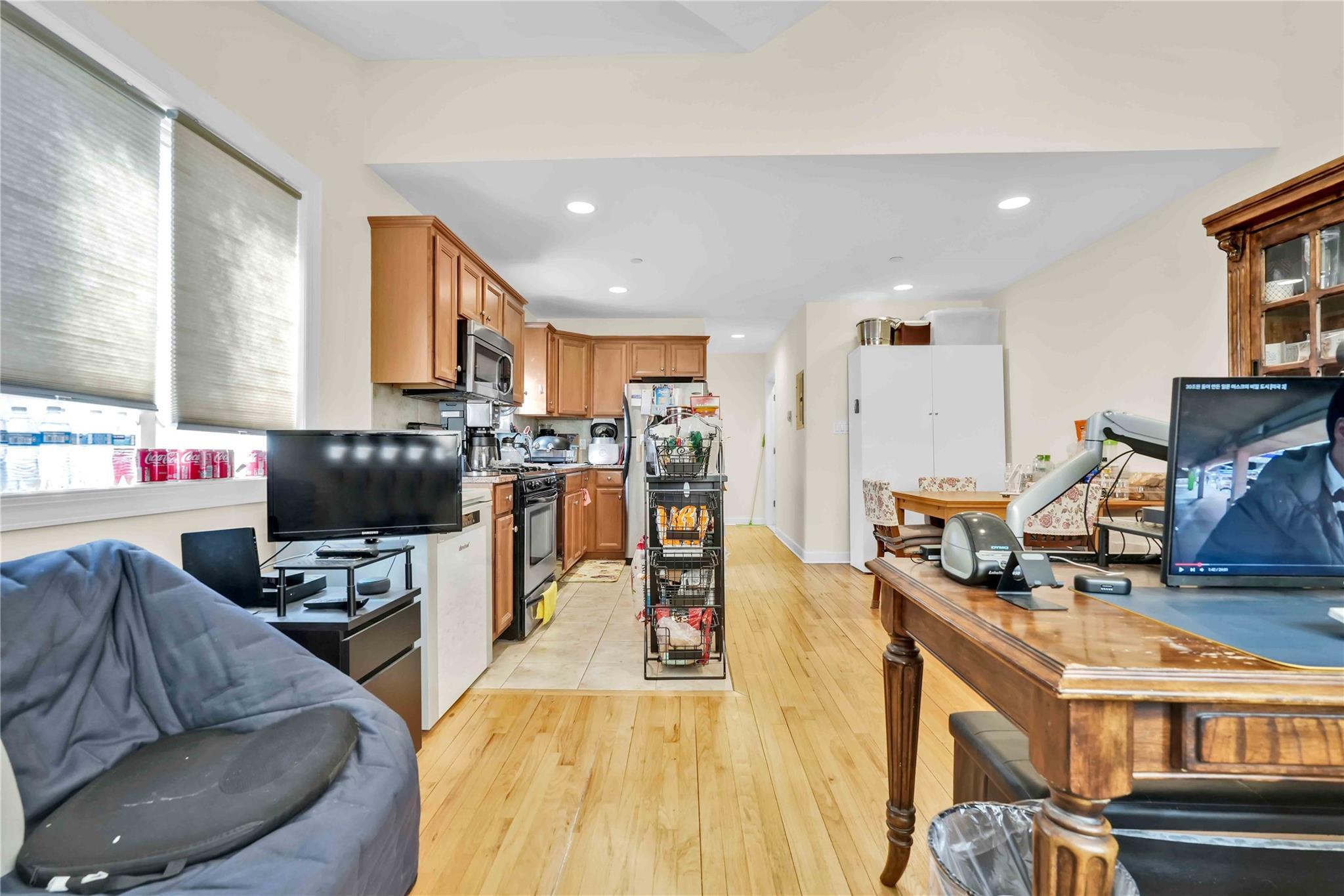 Single Family 60th Dr  Queens, NY 11379, MLS-819629-34