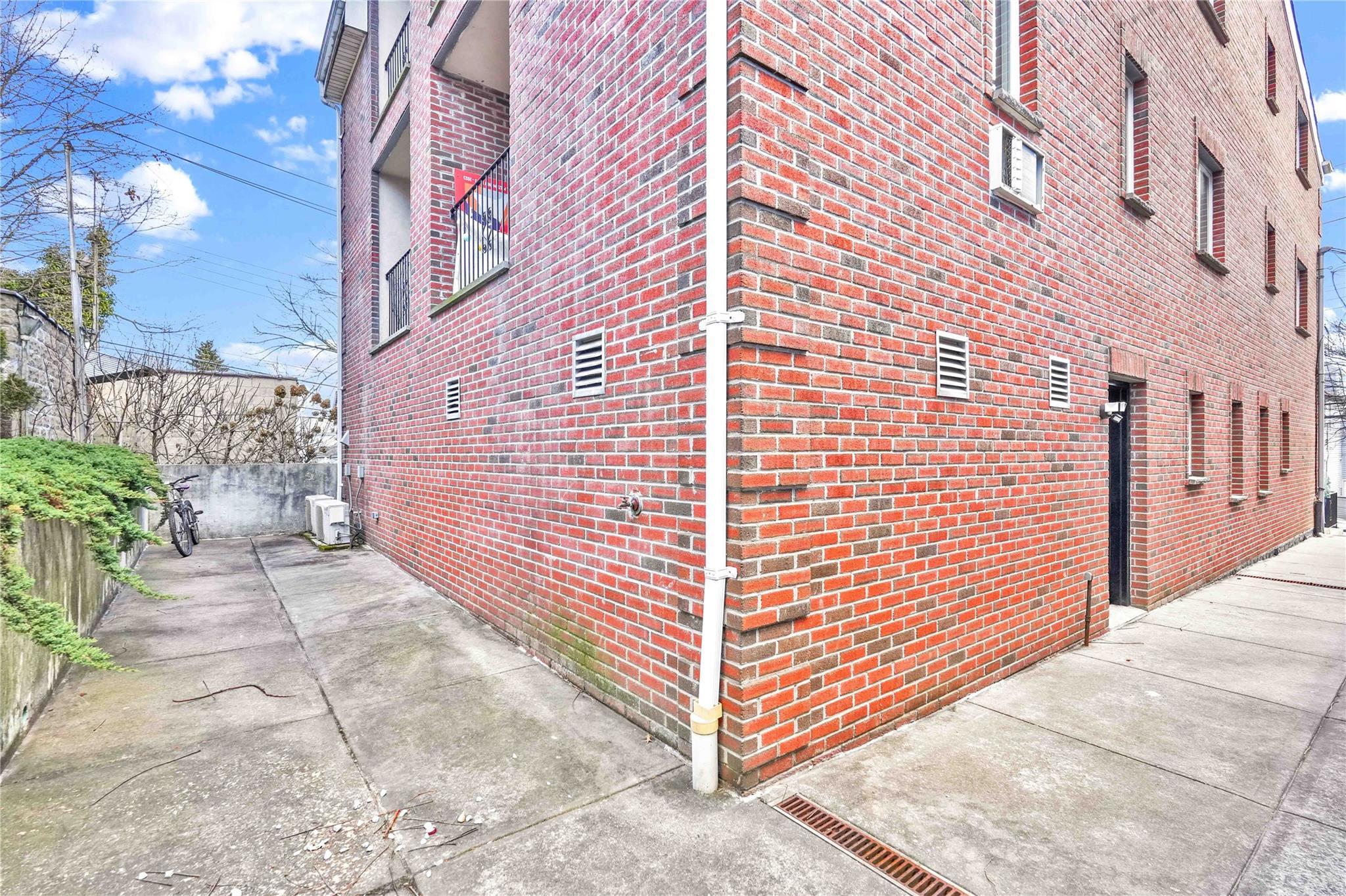 Single Family 60th Dr  Queens, NY 11379, MLS-819629-44
