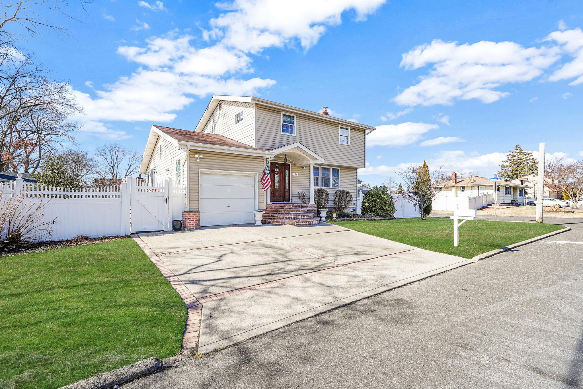 Single Family Lincoln  Suffolk County, NY 11717, MLS-819852-3