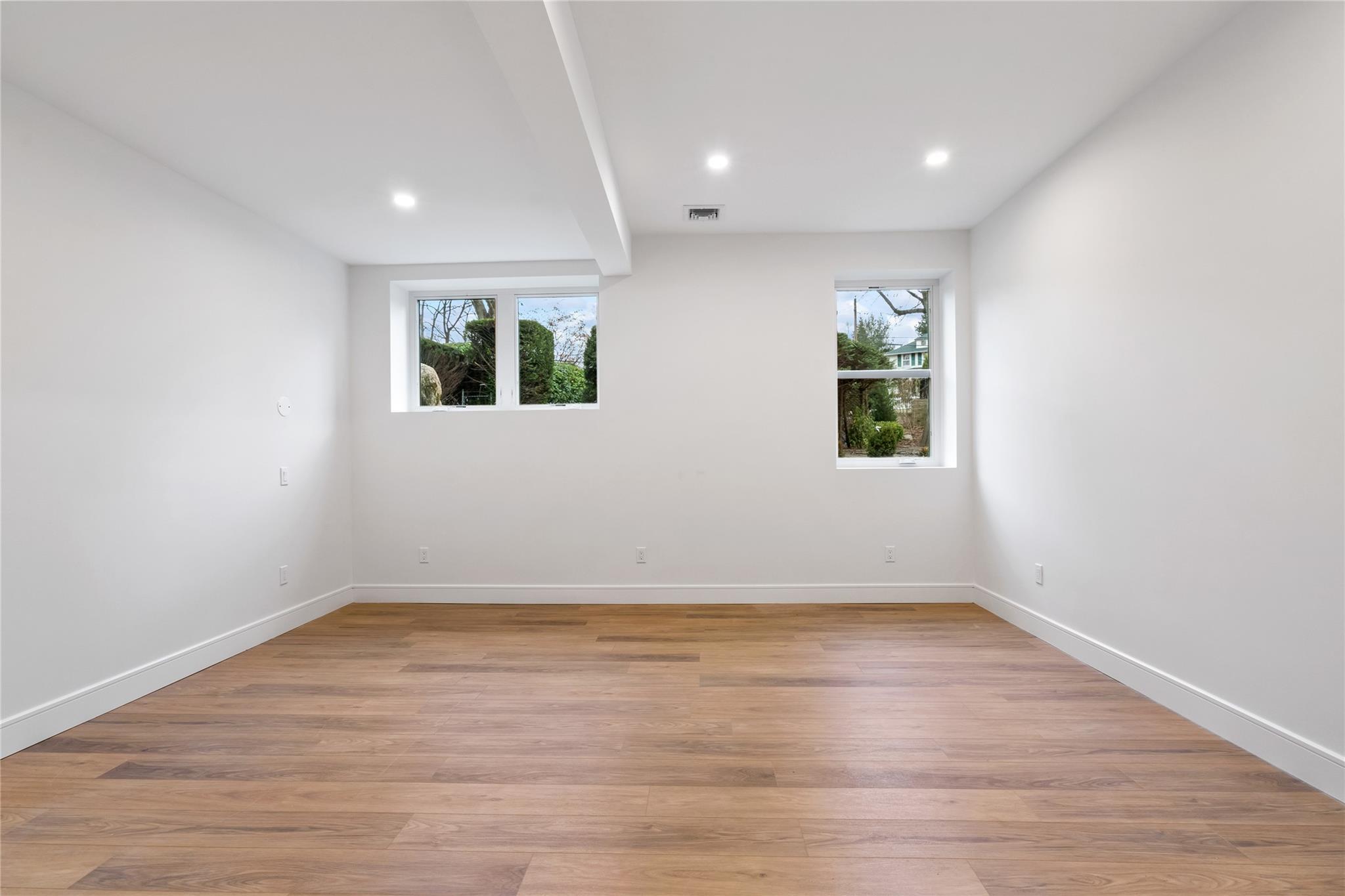 Single Family Glenlawn  Nassau County, NY 11579, MLS-820430-29