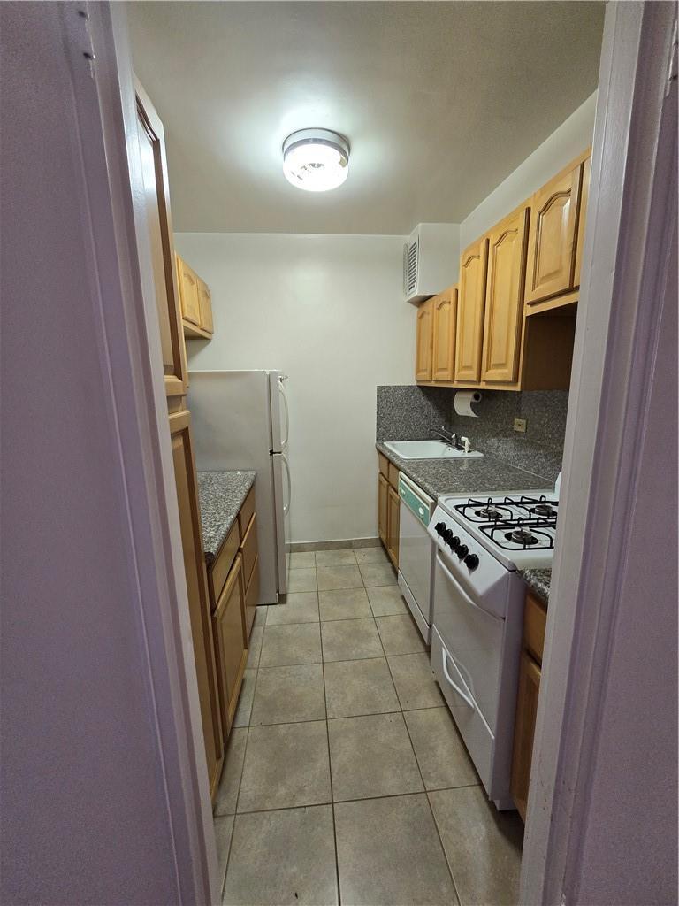 Coop Roosevelt  Queens, NY 11354, MLS-821150-8