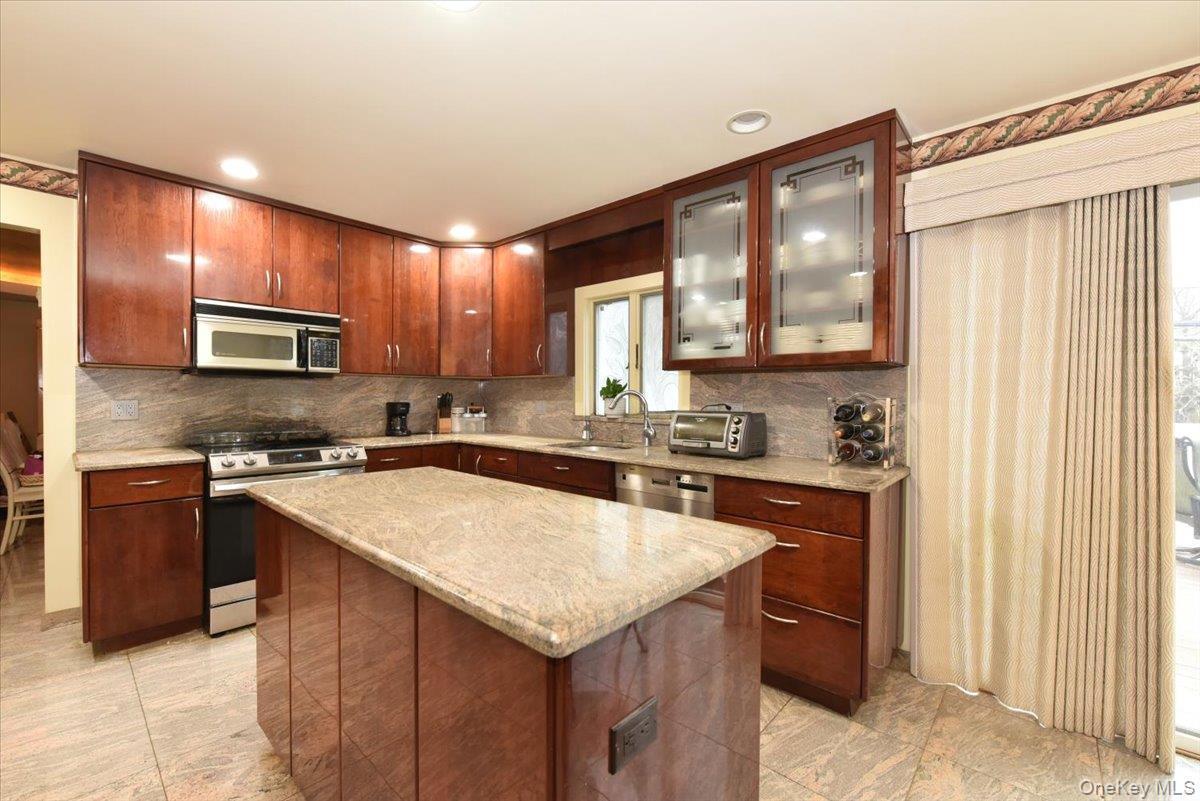 Single Family Sherwood Nassau County, NY 11581, MLS-821399-10