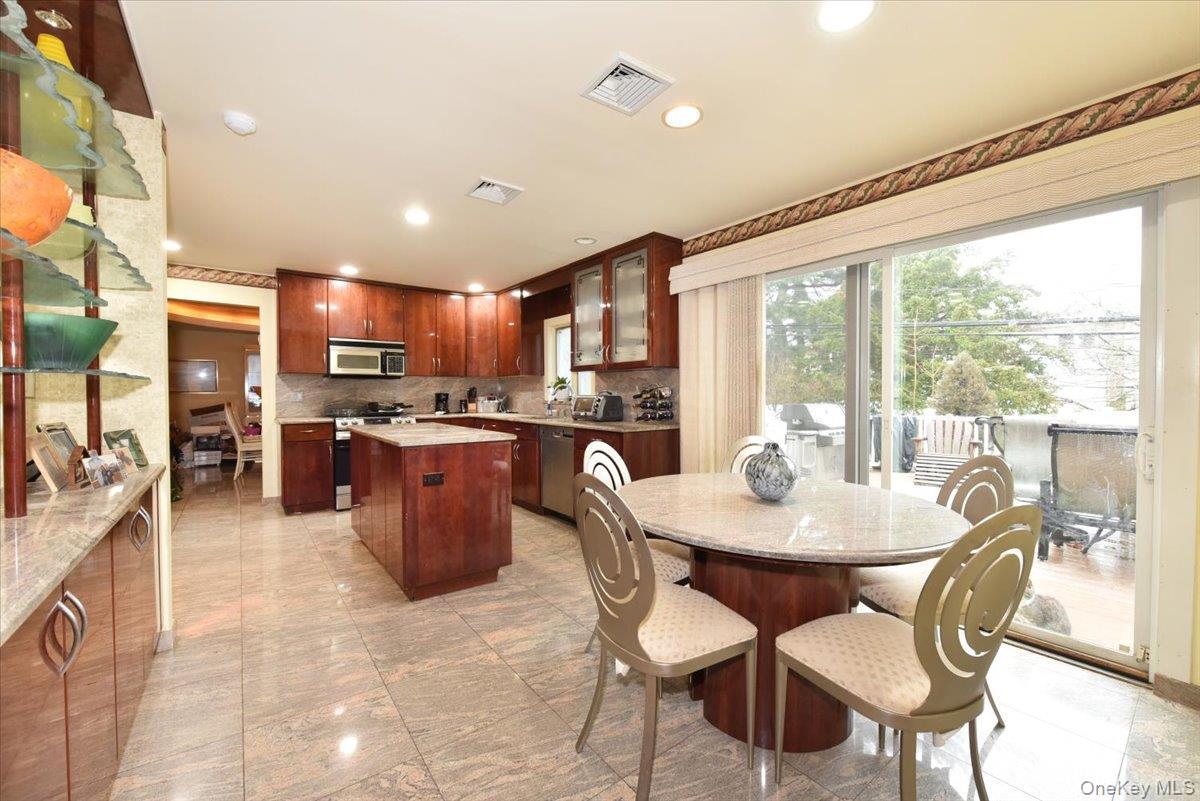 Single Family Sherwood Nassau County, NY 11581, MLS-821399-11