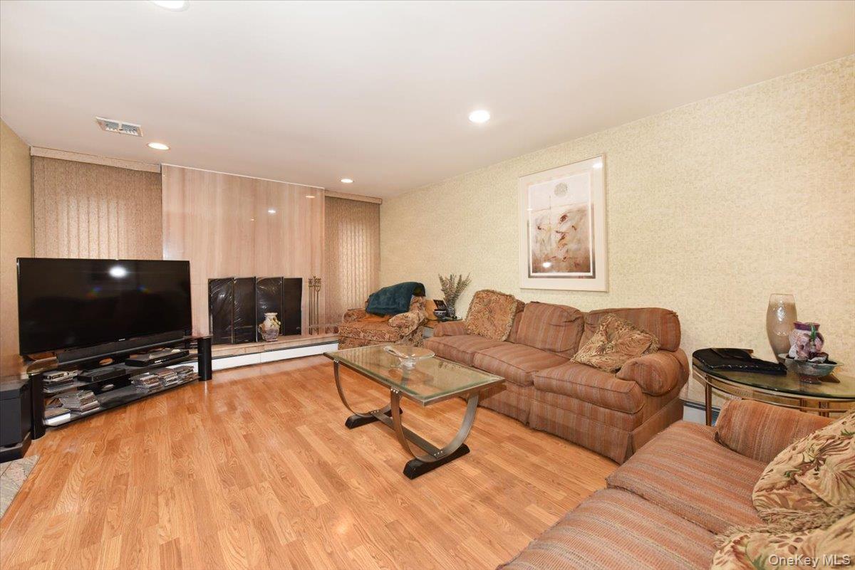 Single Family Sherwood Nassau County, NY 11581, MLS-821399-16