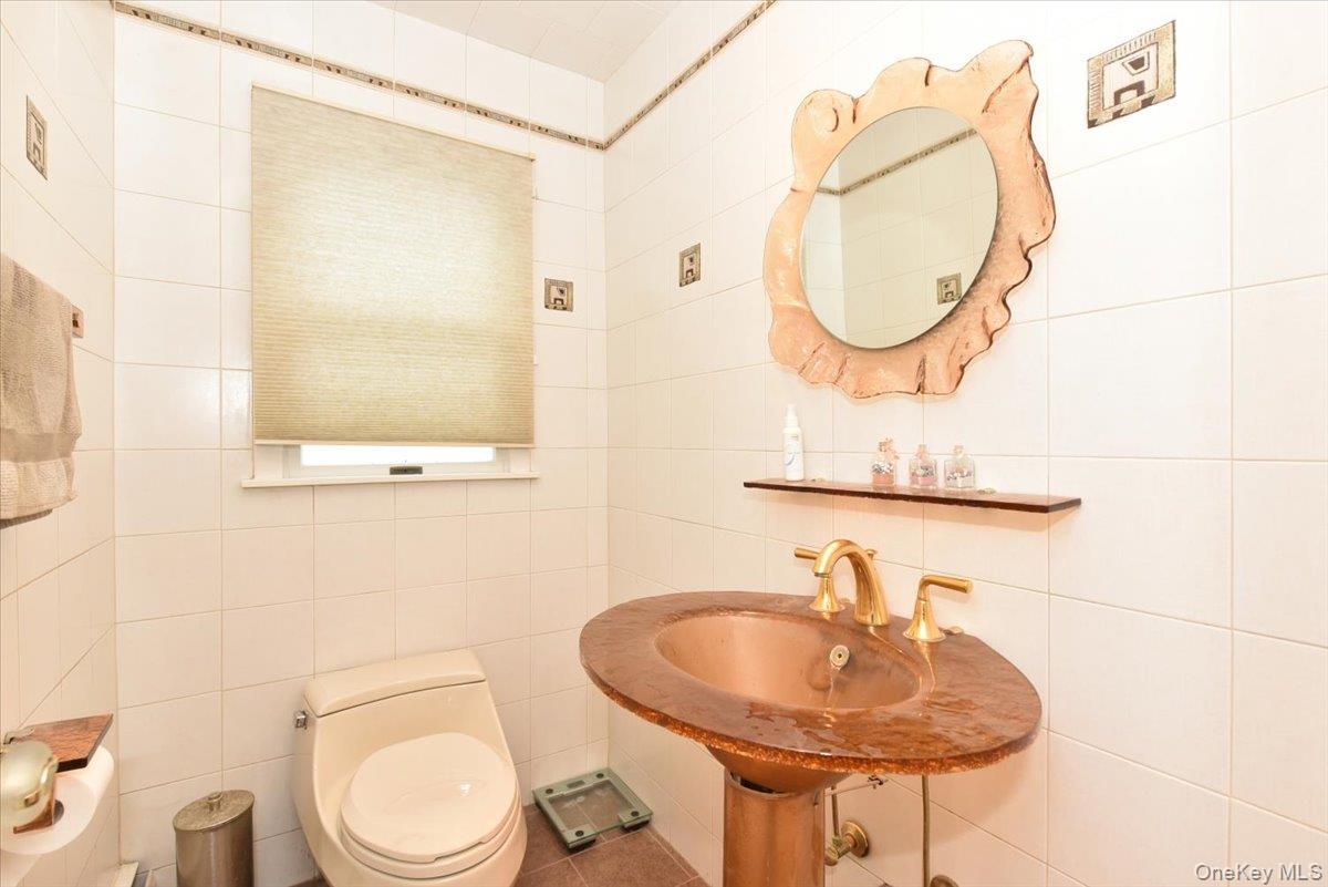 Single Family Sherwood Nassau County, NY 11581, MLS-821399-17