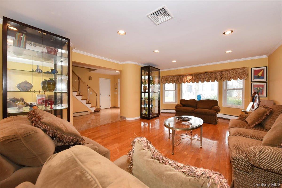 Single Family Sherwood Nassau County, NY 11581, MLS-821399-4