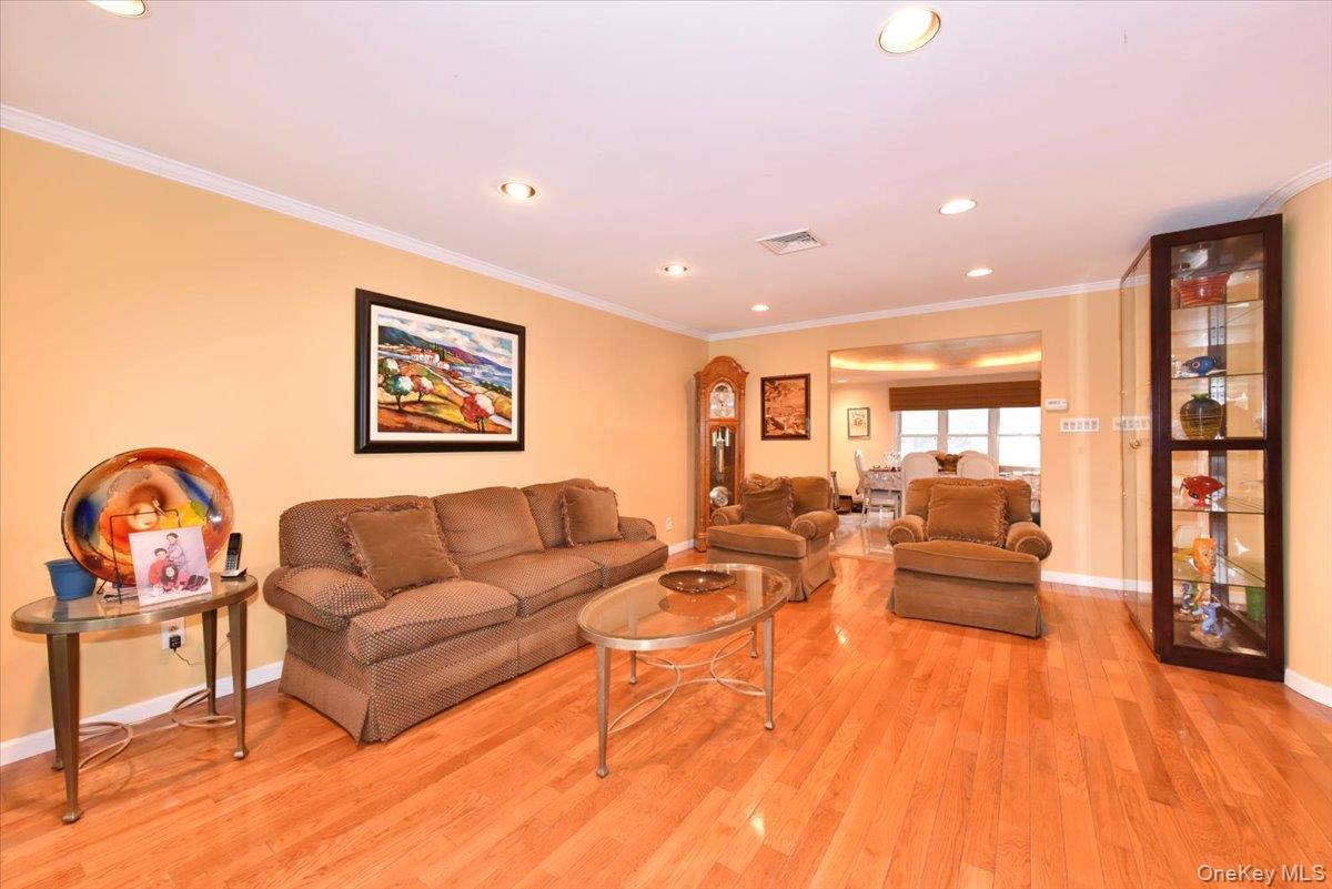 Single Family Sherwood Nassau County, NY 11581, MLS-821399-5