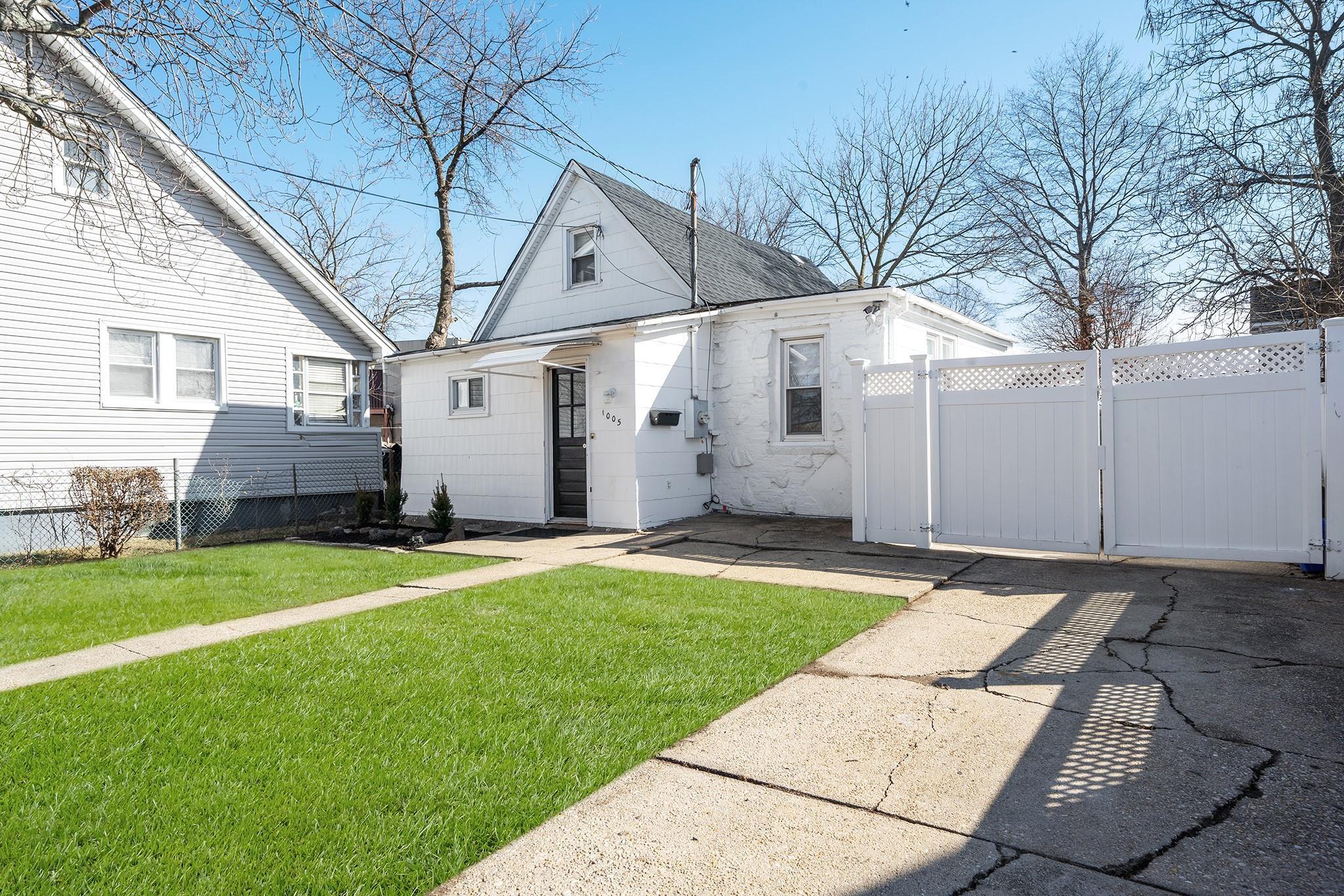 Single Family Harrison  Nassau County, NY 11553, MLS-823865-2