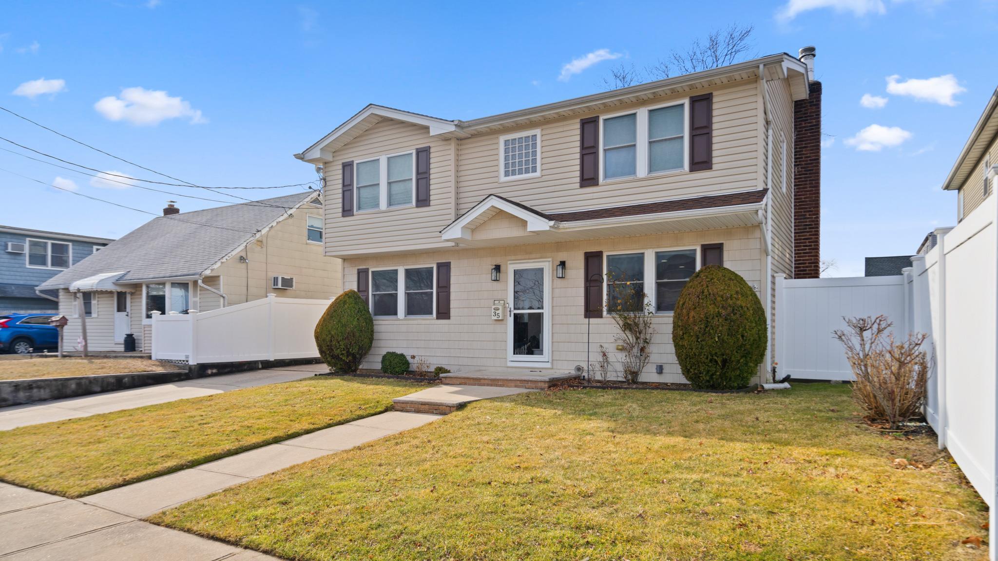 Single Family Whaley  Nassau County, NY 11714, MLS-824519-2