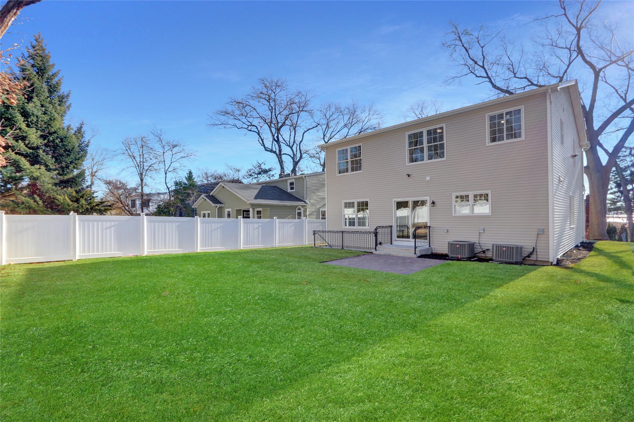 Single Family Hickory  Nassau County, NY 11709, MLS-824639-4