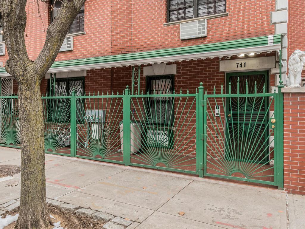 Single Family 181st  Bronx, NY 10457, MLS-825610-27