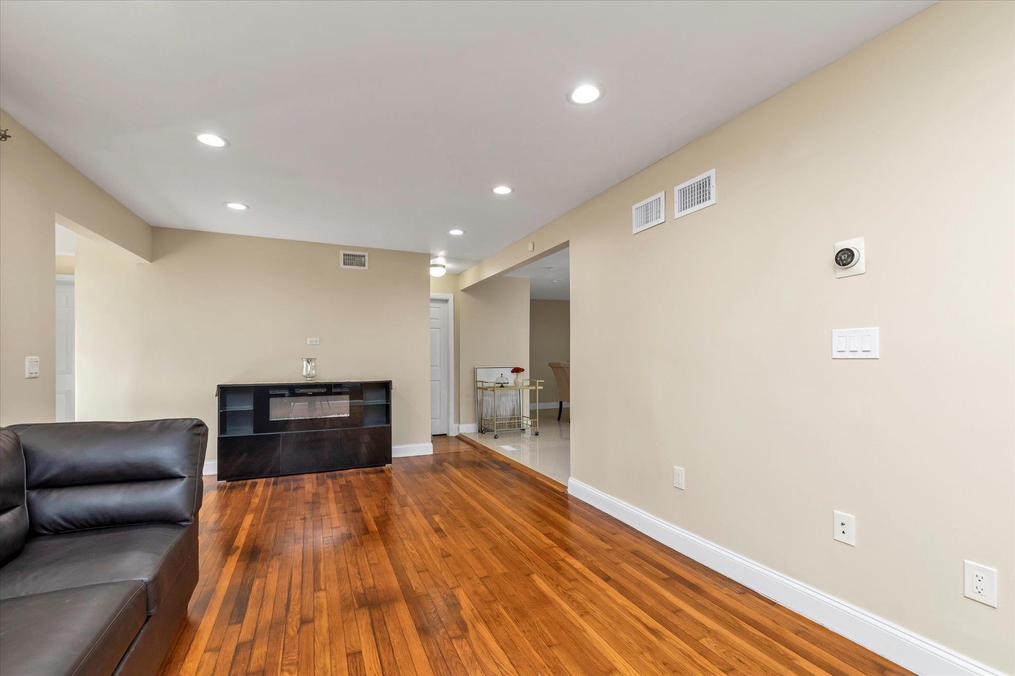 Single Family Lloyd  Nassau County, NY 11554, MLS-825750-4