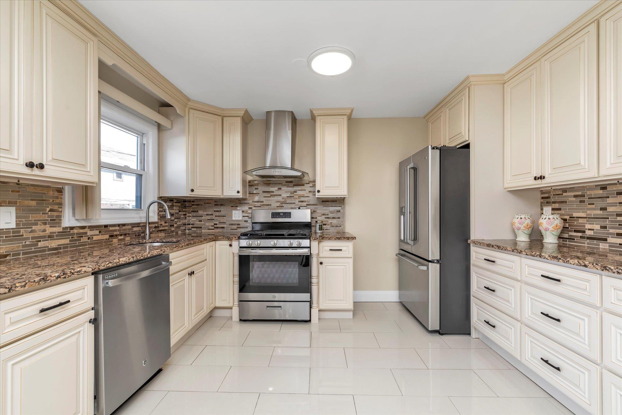 Single Family Lloyd  Nassau County, NY 11554, MLS-825750-6