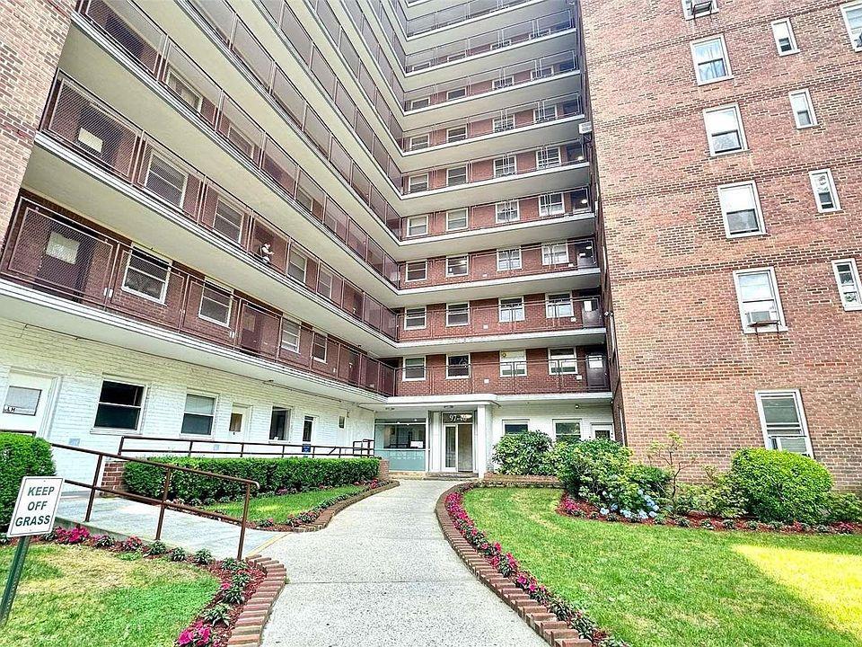 Coop in New York - 62  Queens, NY 11374