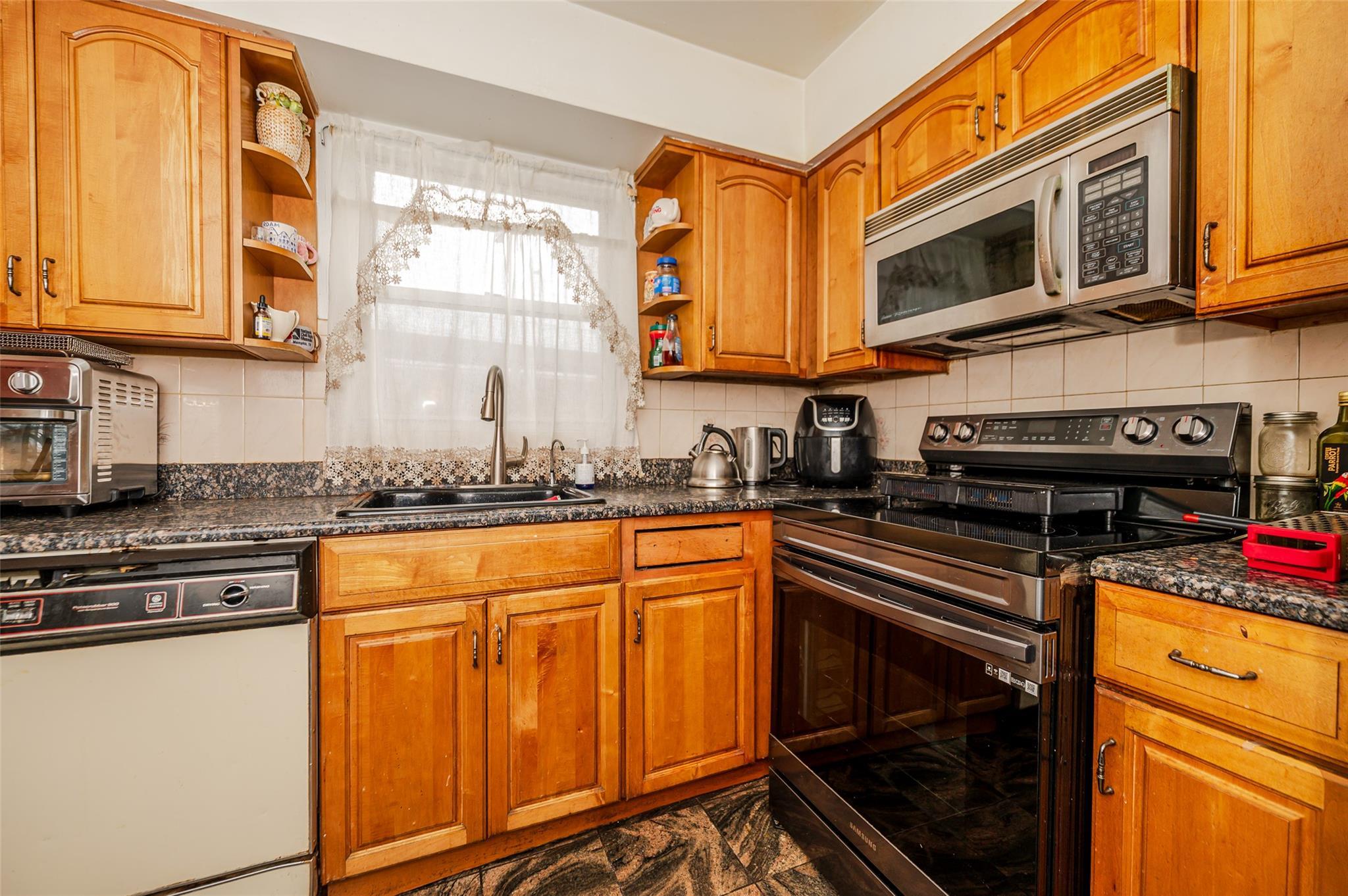 Single Family Garrett  Queens, NY 11434, MLS-827092-7
