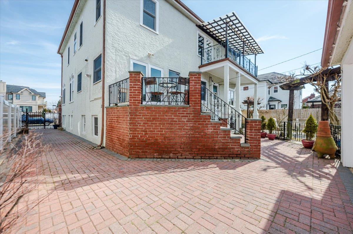 Single Family Laurelton  Nassau County, NY 11561, MLS-828065-40