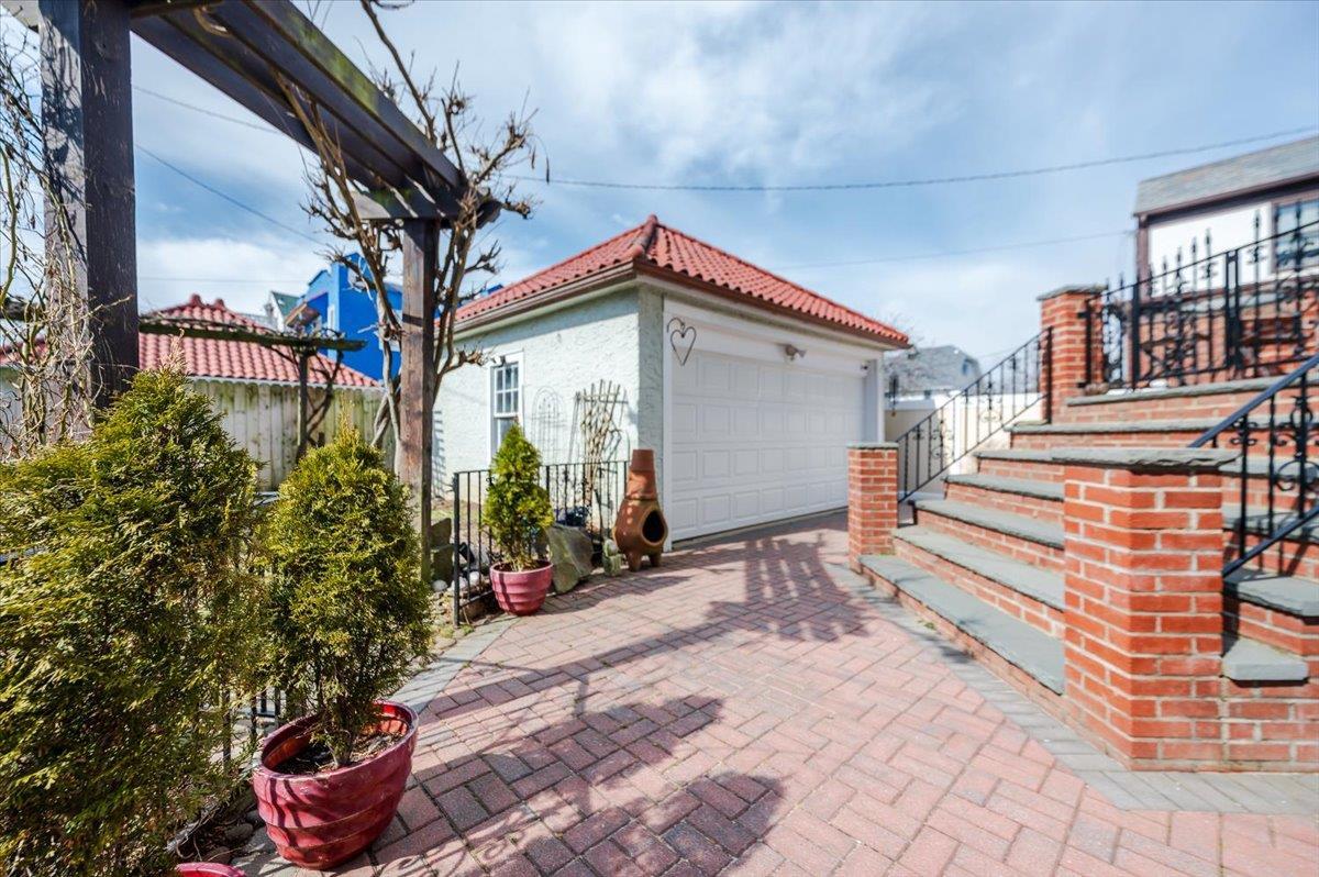 Single Family Laurelton  Nassau County, NY 11561, MLS-828065-41