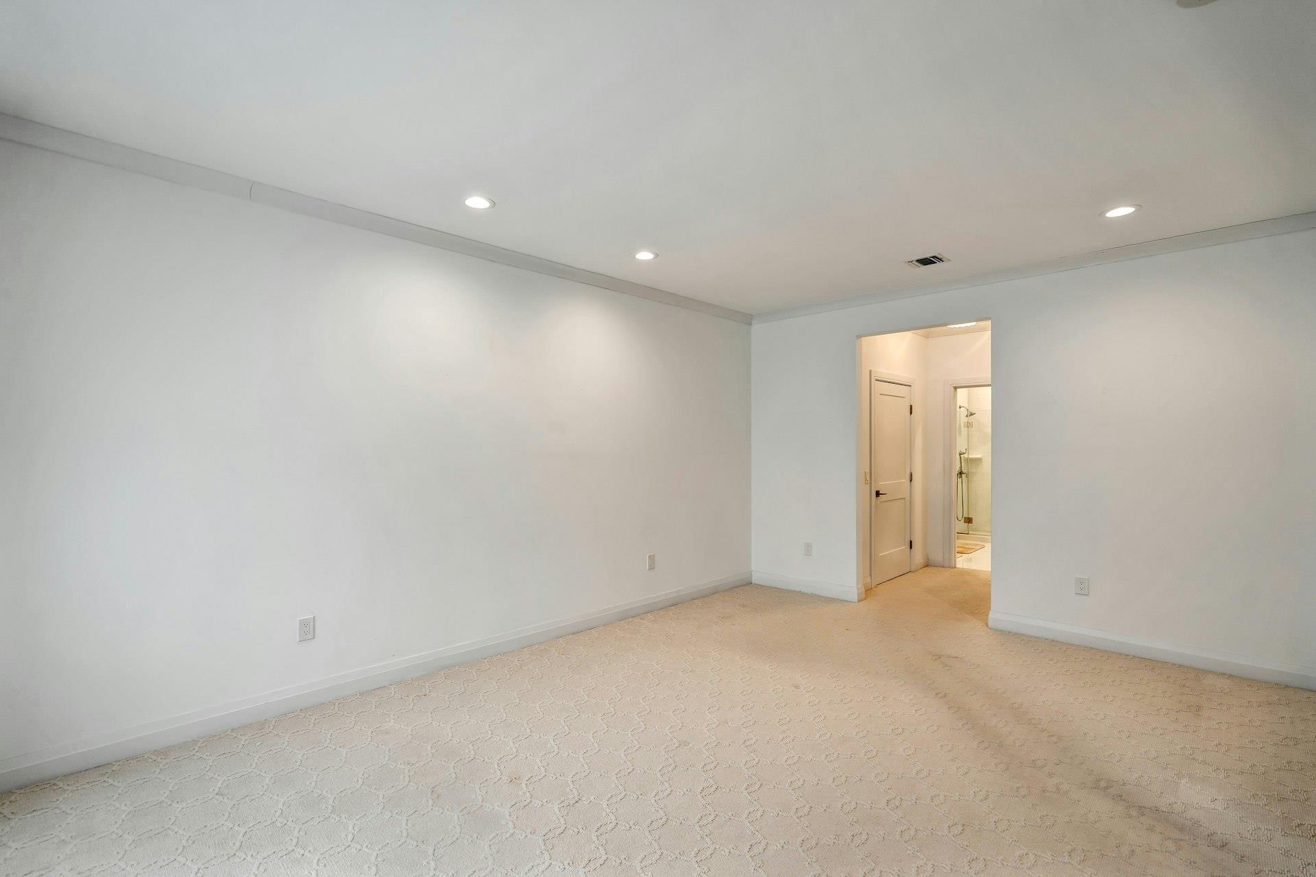 Condo Aspenwood  Nassau County, NY 11803, MLS-828331-10