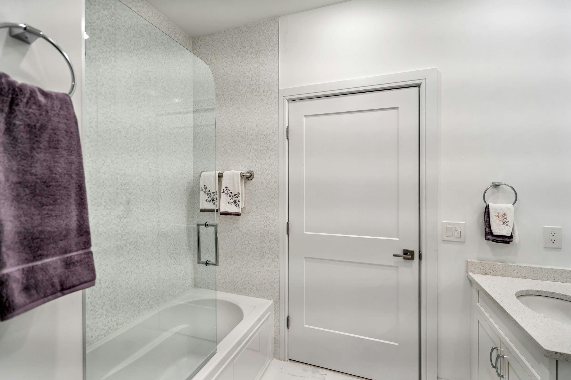 Condo Aspenwood  Nassau County, NY 11803, MLS-828331-17