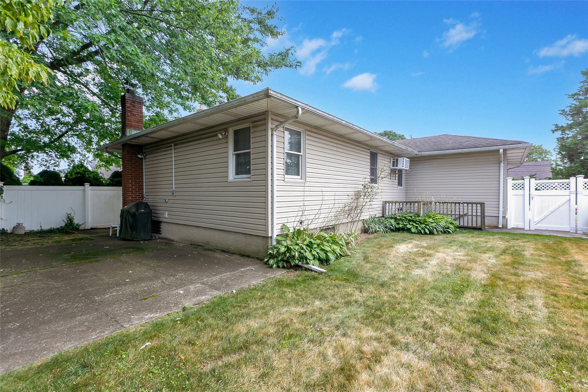 Single Family Walnut  Nassau County, NY 11735, MLS-828548-23