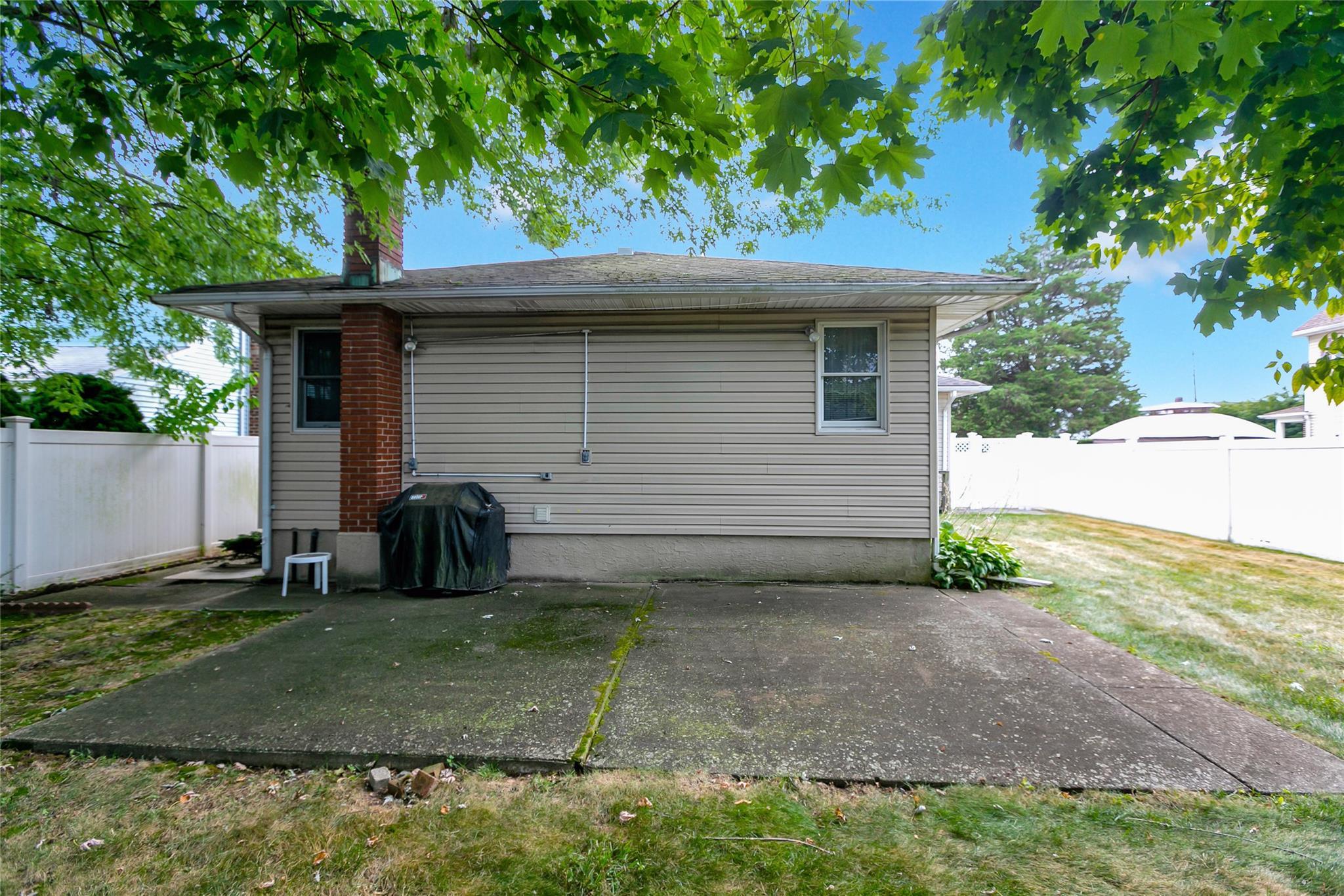 Single Family Walnut  Nassau County, NY 11735, MLS-828548-24