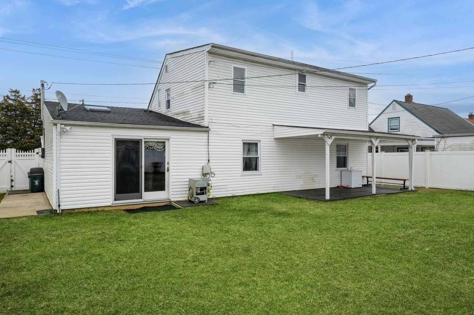 Single Family Gardiners  Nassau County, NY 11756, MLS-828853-16