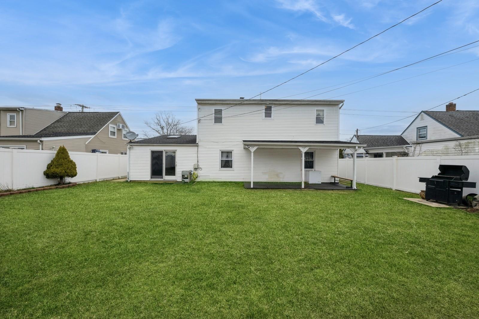 Single Family Gardiners  Nassau County, NY 11756, MLS-828853-17