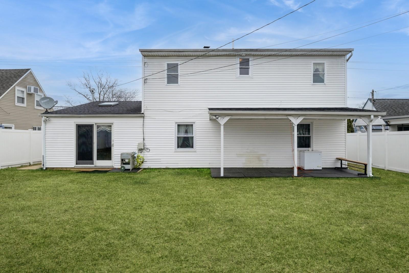Single Family Gardiners  Nassau County, NY 11756, MLS-828853-18