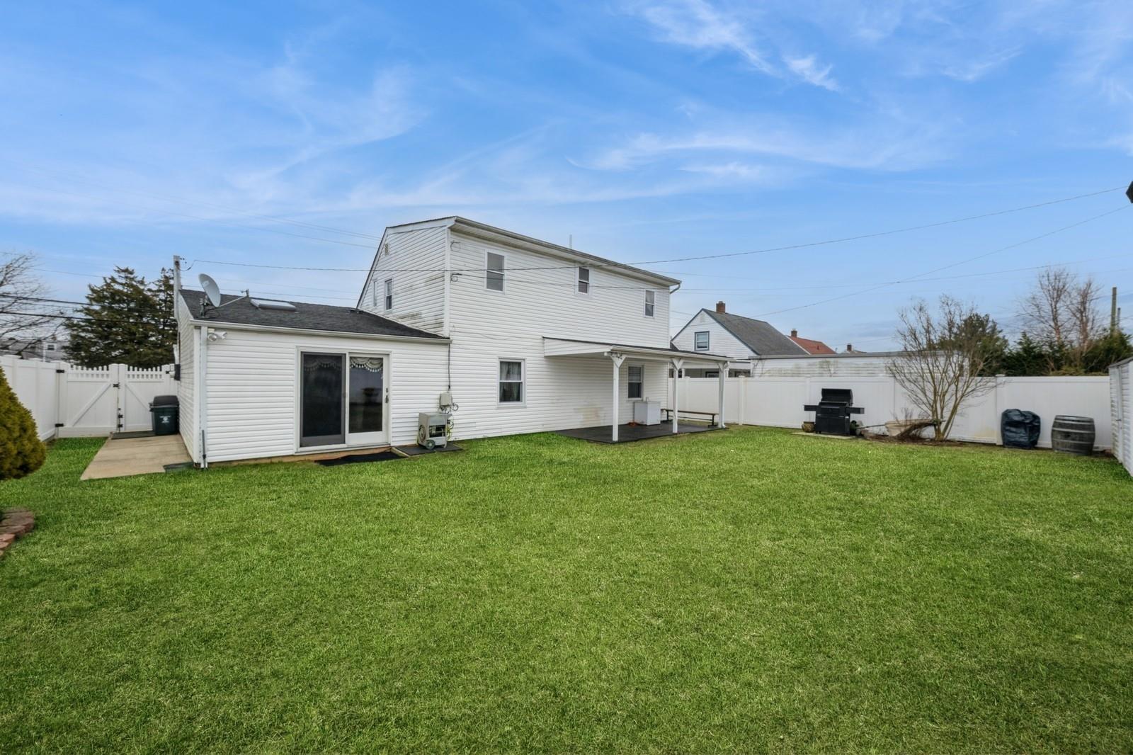 Single Family Gardiners  Nassau County, NY 11756, MLS-828853-19