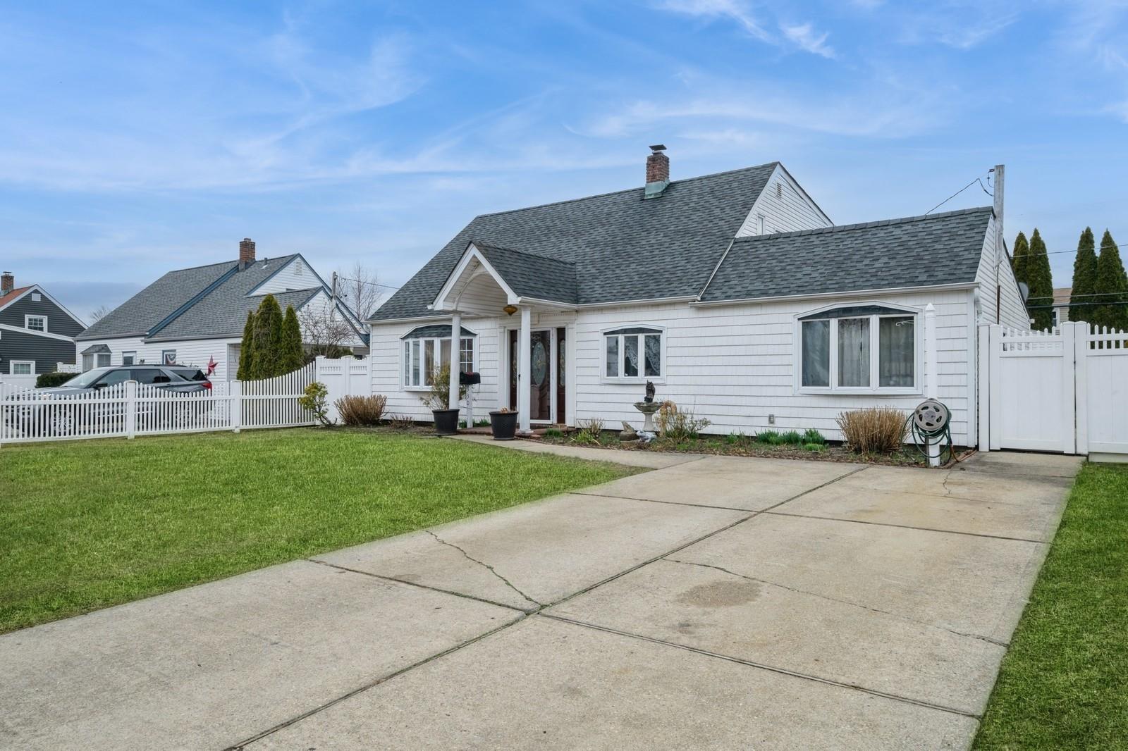 Single Family Gardiners  Nassau County, NY 11756, MLS-828853-2